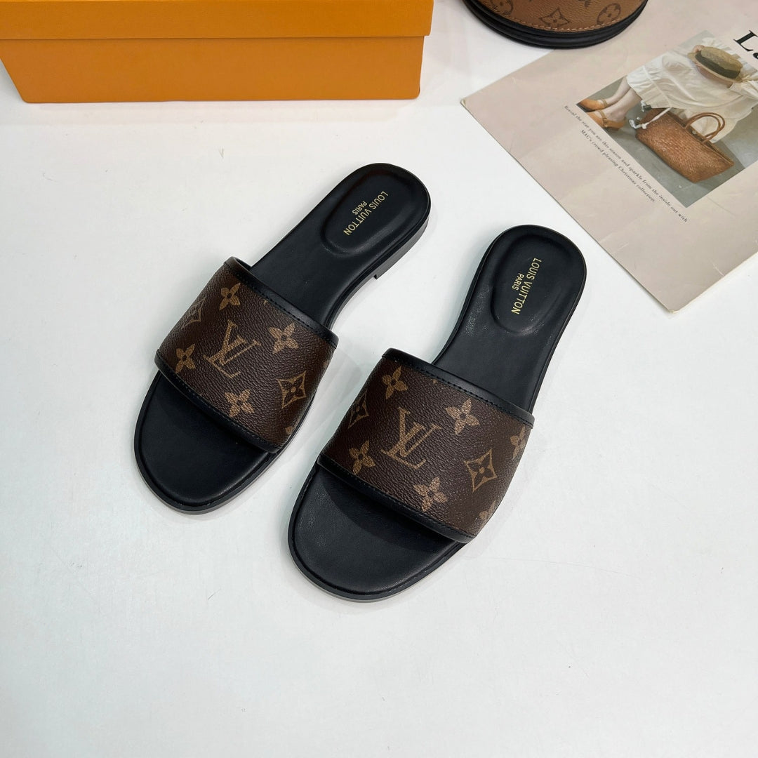 Chinelo LV Monogram Marrom