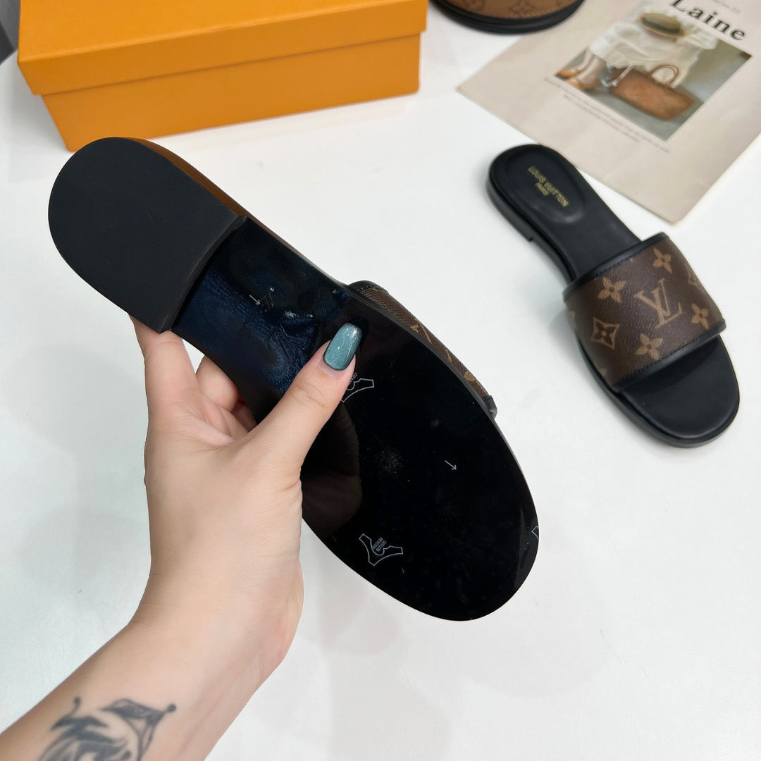 Chinelo LV Monogram Marrom
