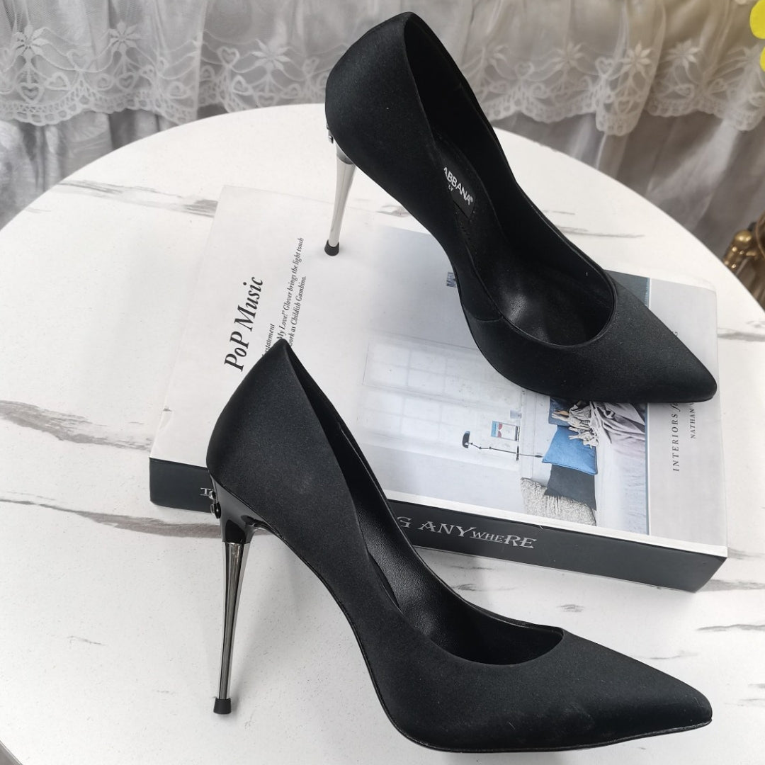Scarpin DG Preto com Logo no salto 10,5cm