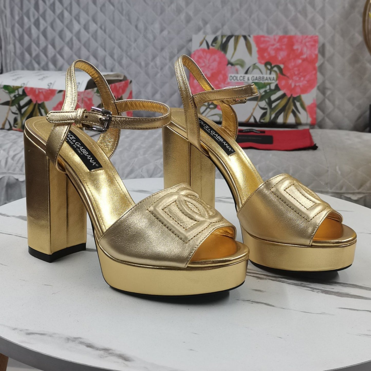 Sandalia DG Plataforma Dourado com Logo Salto 11,5cm