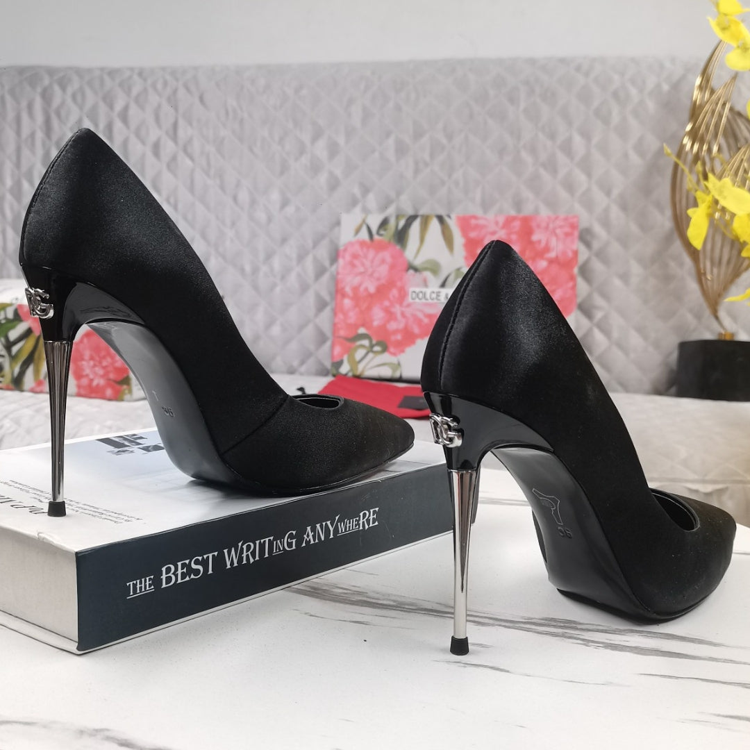 Scarpin DG Preto com Logo no salto 10,5cm