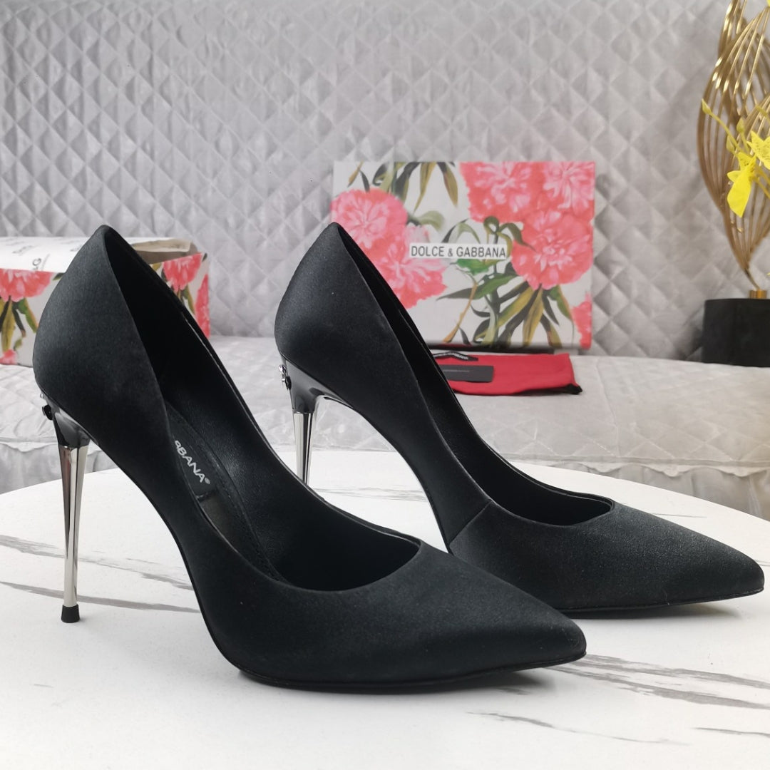 Scarpin DG Preto com Logo no salto 10,5cm
