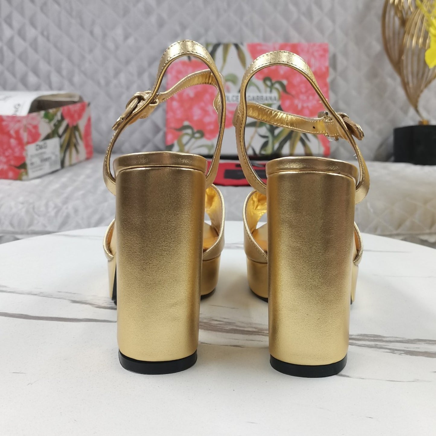 Sandalia DG Plataforma Dourado com Logo Salto 11,5cm