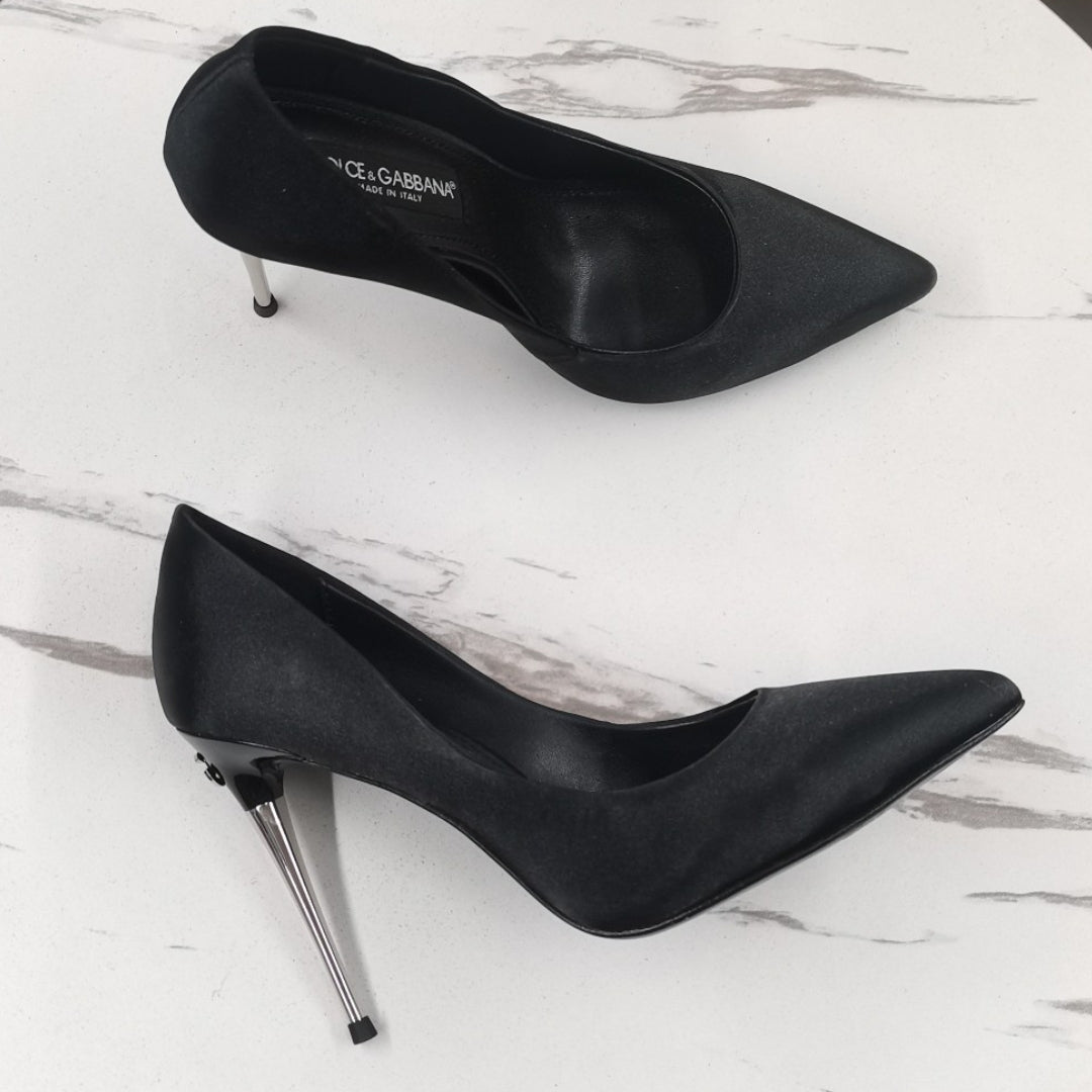 Scarpin DG Preto com Logo no salto 10,5cm
