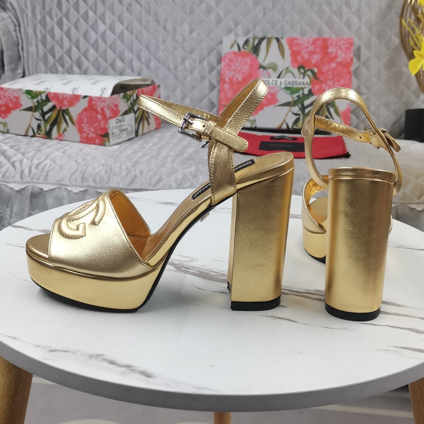 Sandalia DG Plataforma Dourado com Logo Salto 11,5cm