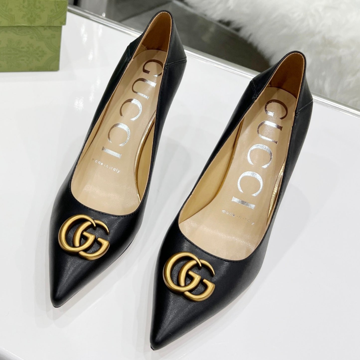 Scarpin GG Preto Mate com Logo Salto 7,5cm
