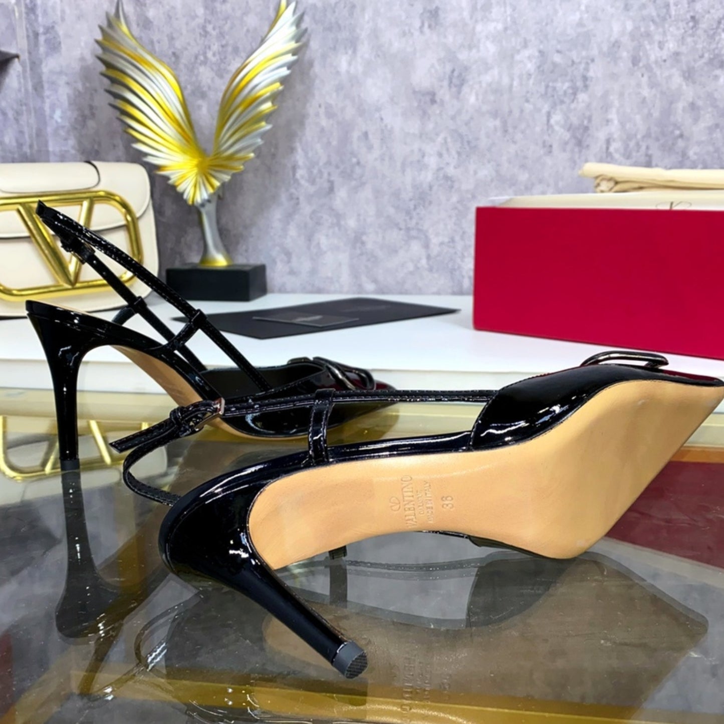 Scarpin VLT Preto Couro com Logo frontal Salto 8cm