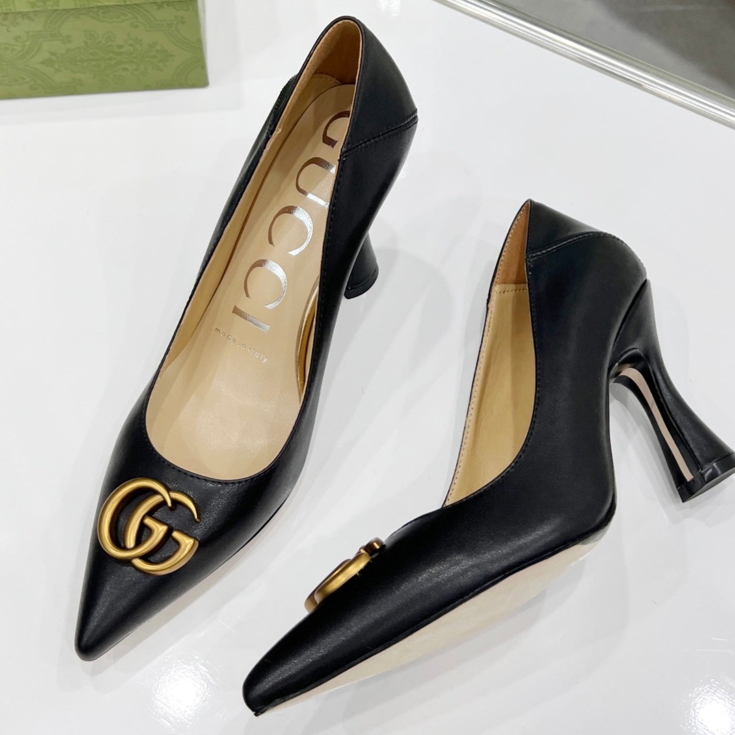 Scarpin GG Preto Mate com Logo Salto 7,5cm