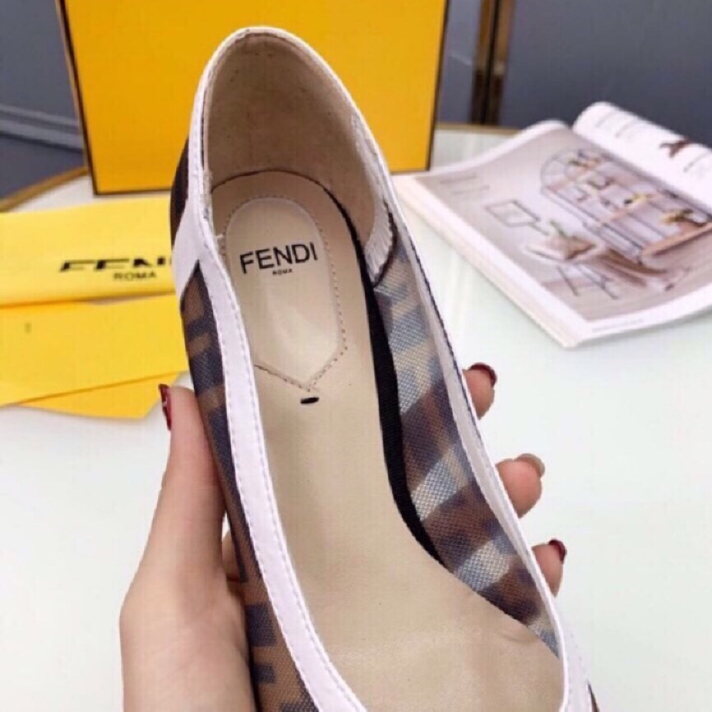 Scarpin FND Canvas com branco e preto couro e salto 8cm