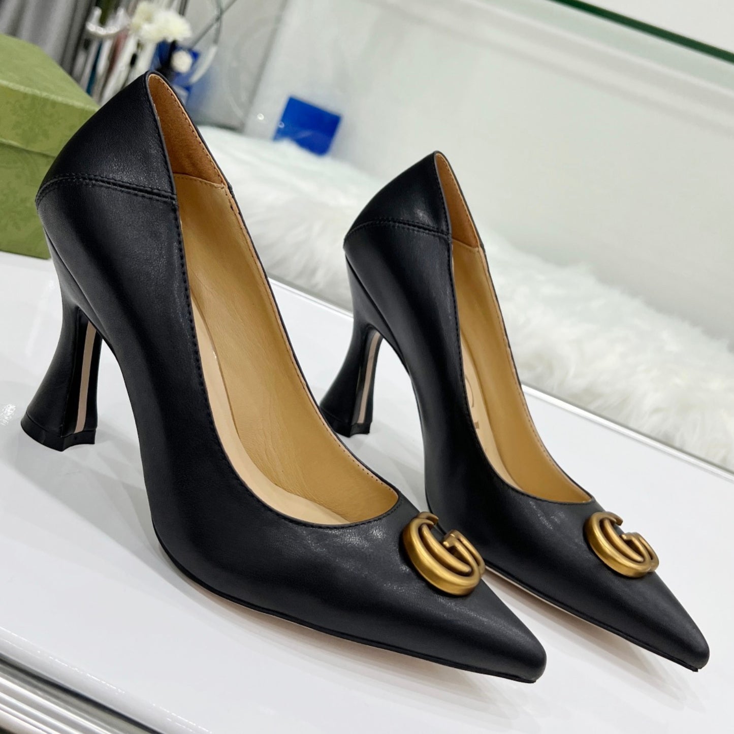 Scarpin GG Preto Mate com Logo Salto 7,5cm
