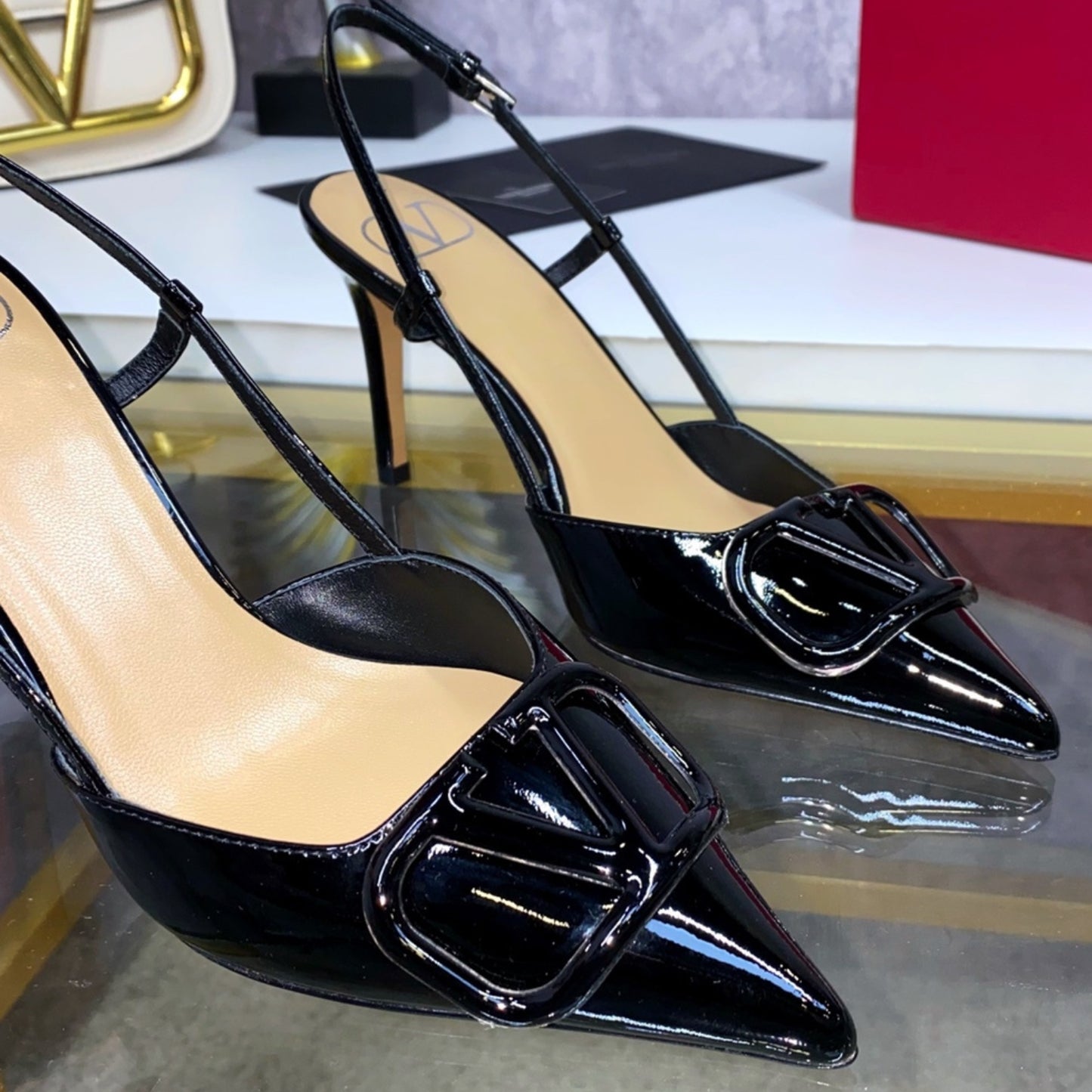 Scarpin VLT Preto Couro com Logo frontal Salto 8cm