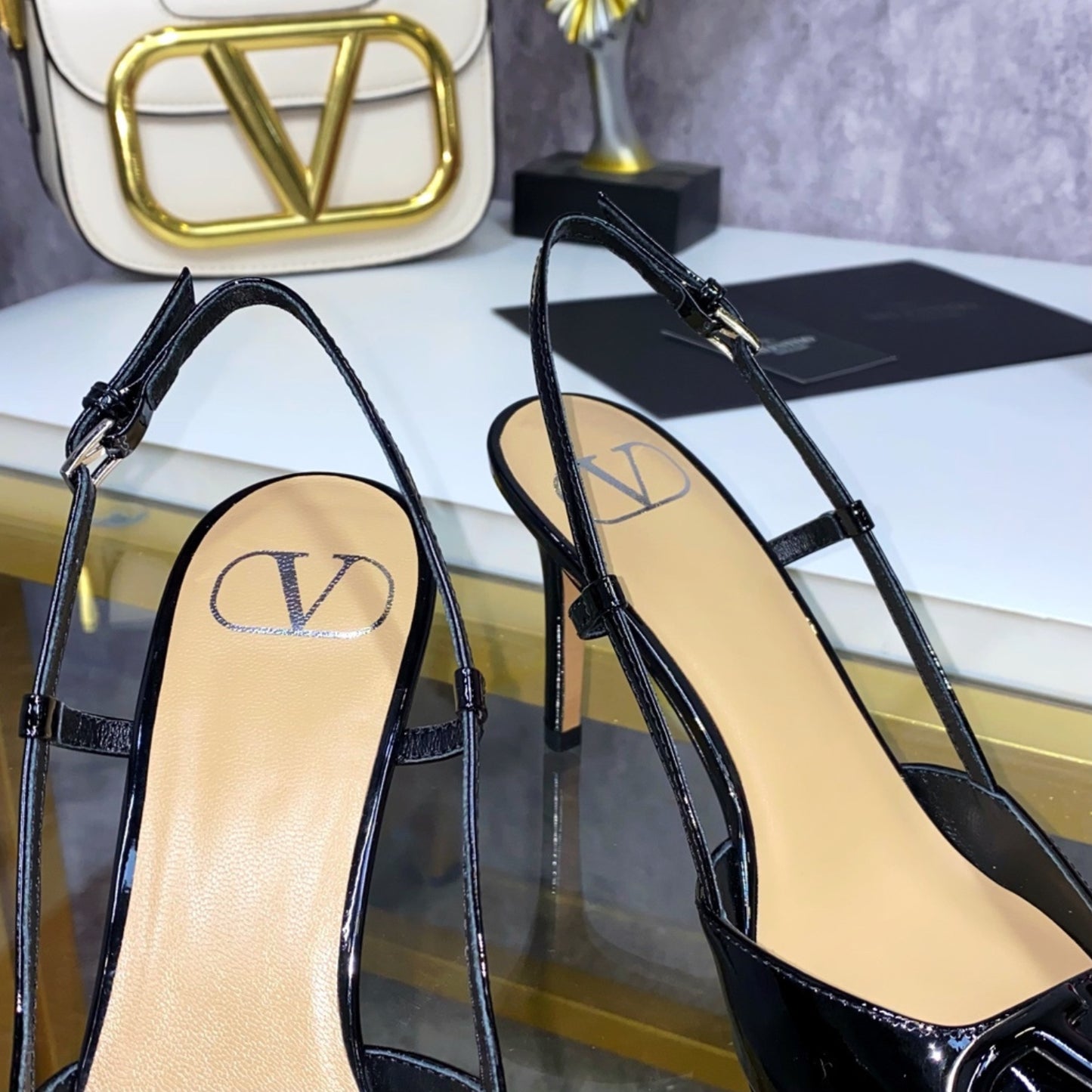 Scarpin VLT Preto Couro com Logo frontal Salto 8cm