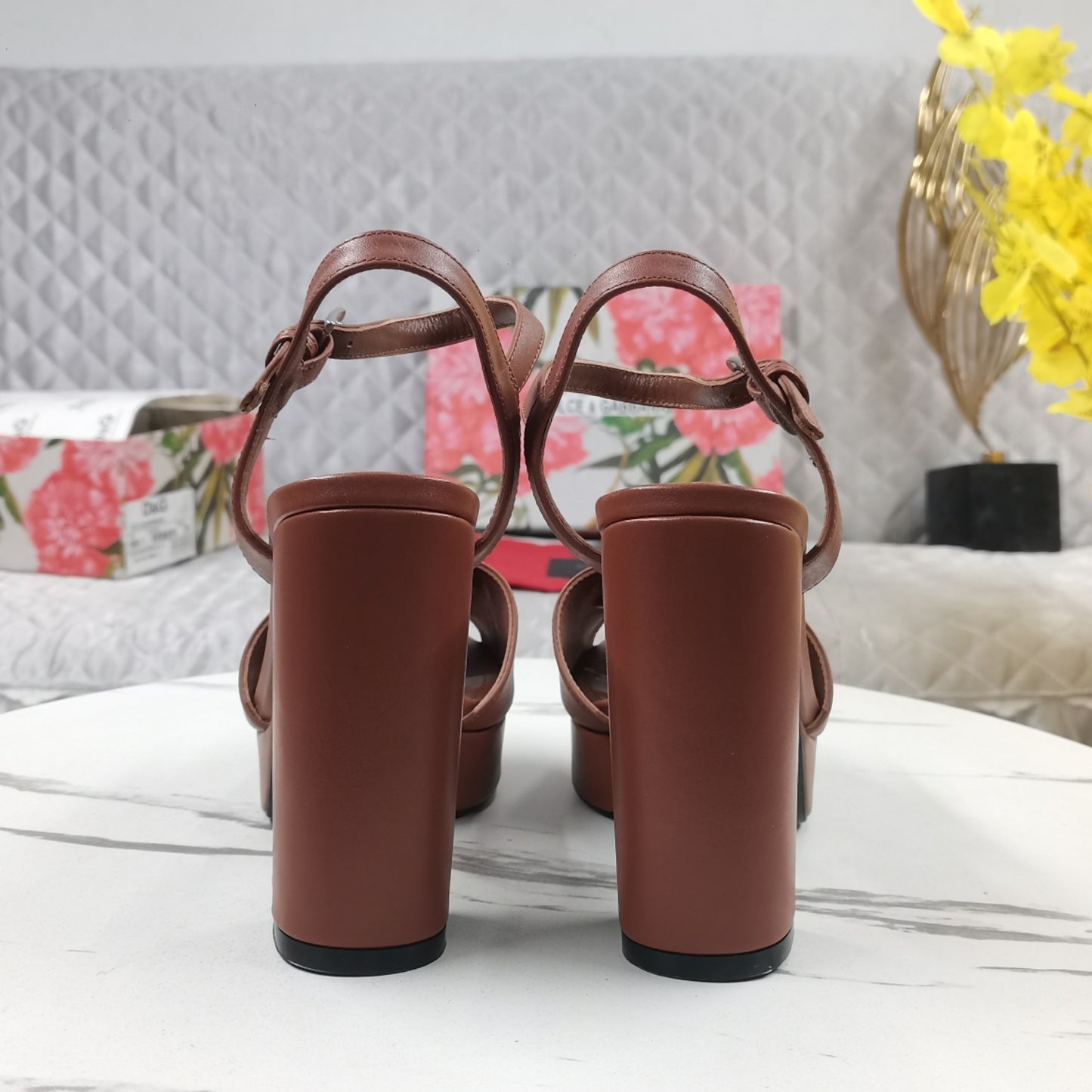 Sandalia DG Plataforma marrom com Logo Salto 11,5cm