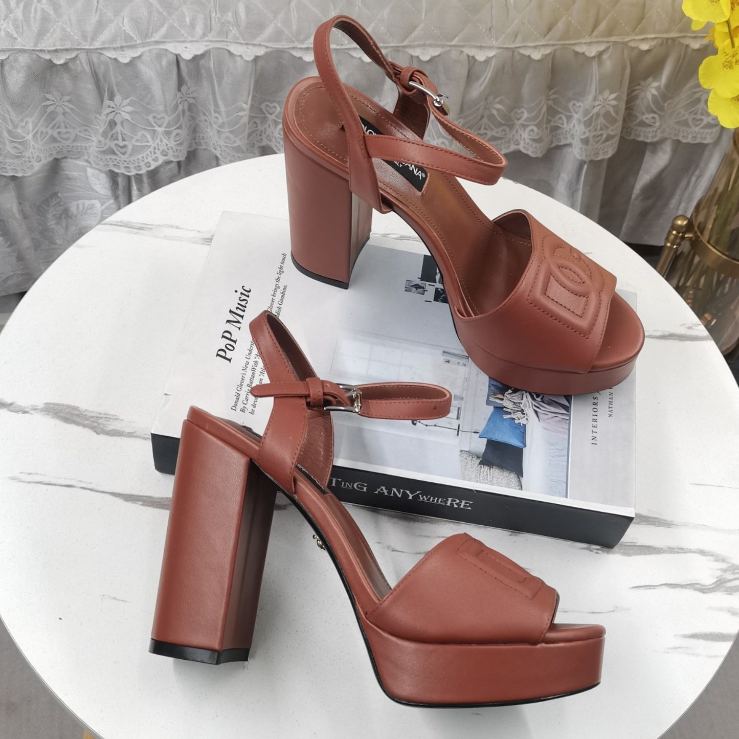 Sandalia DG Plataforma marrom com Logo Salto 11,5cm