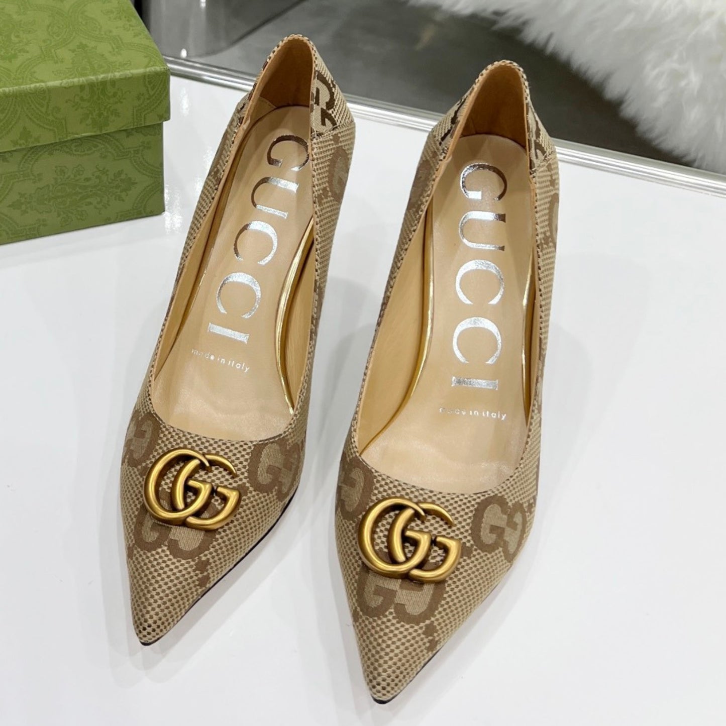 Scarpin GG Bege e Canvas com Logo Salto 7,5cm