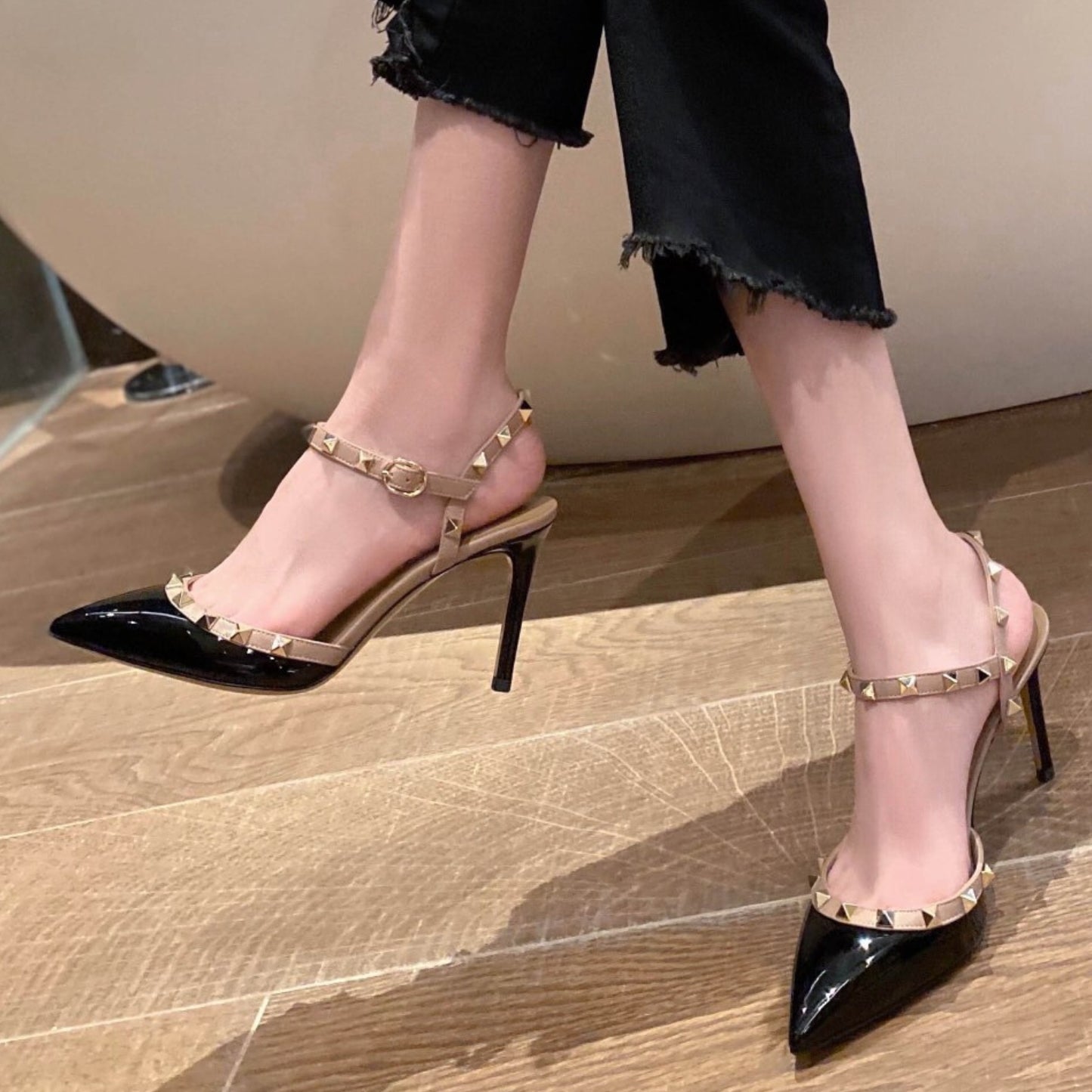 Scarpin VLT Preto Couro com detalhes Salto 9cm