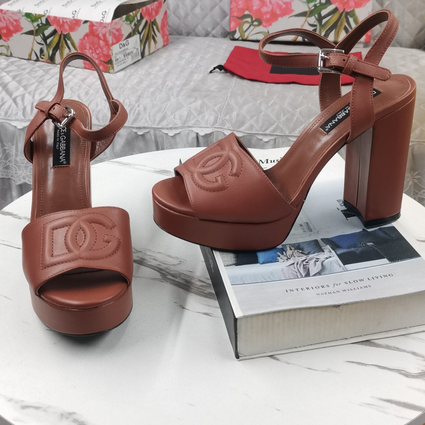 Sandalia DG Plataforma marrom com Logo Salto 11,5cm