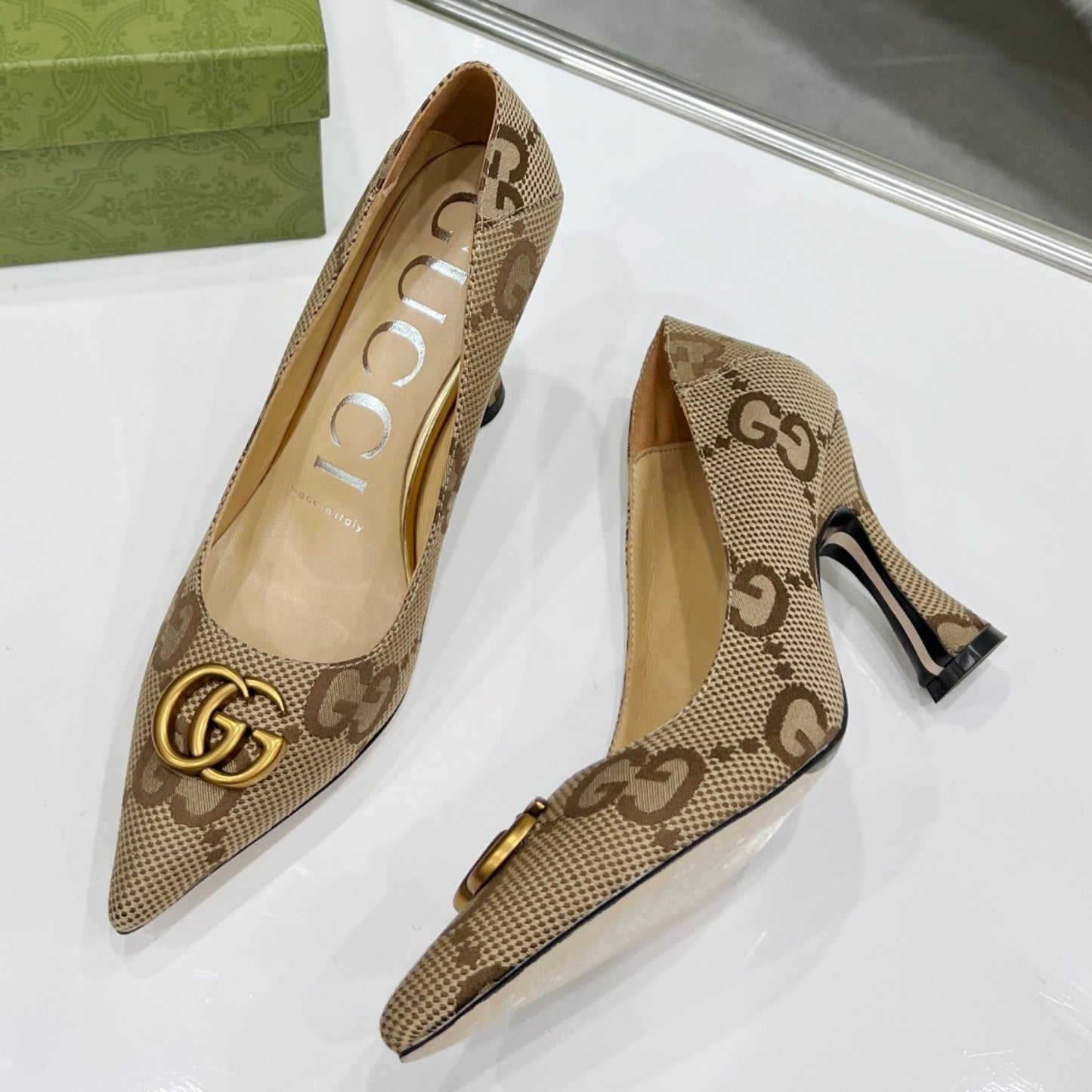 Scarpin GG Bege e Canvas com Logo Salto 7,5cm