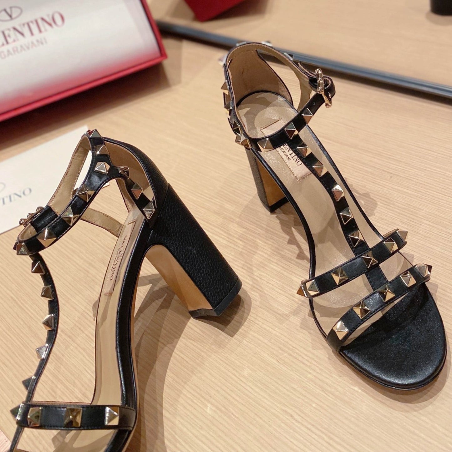 Sandália VLT Preto Couro com detalhes Salto 8,5cm