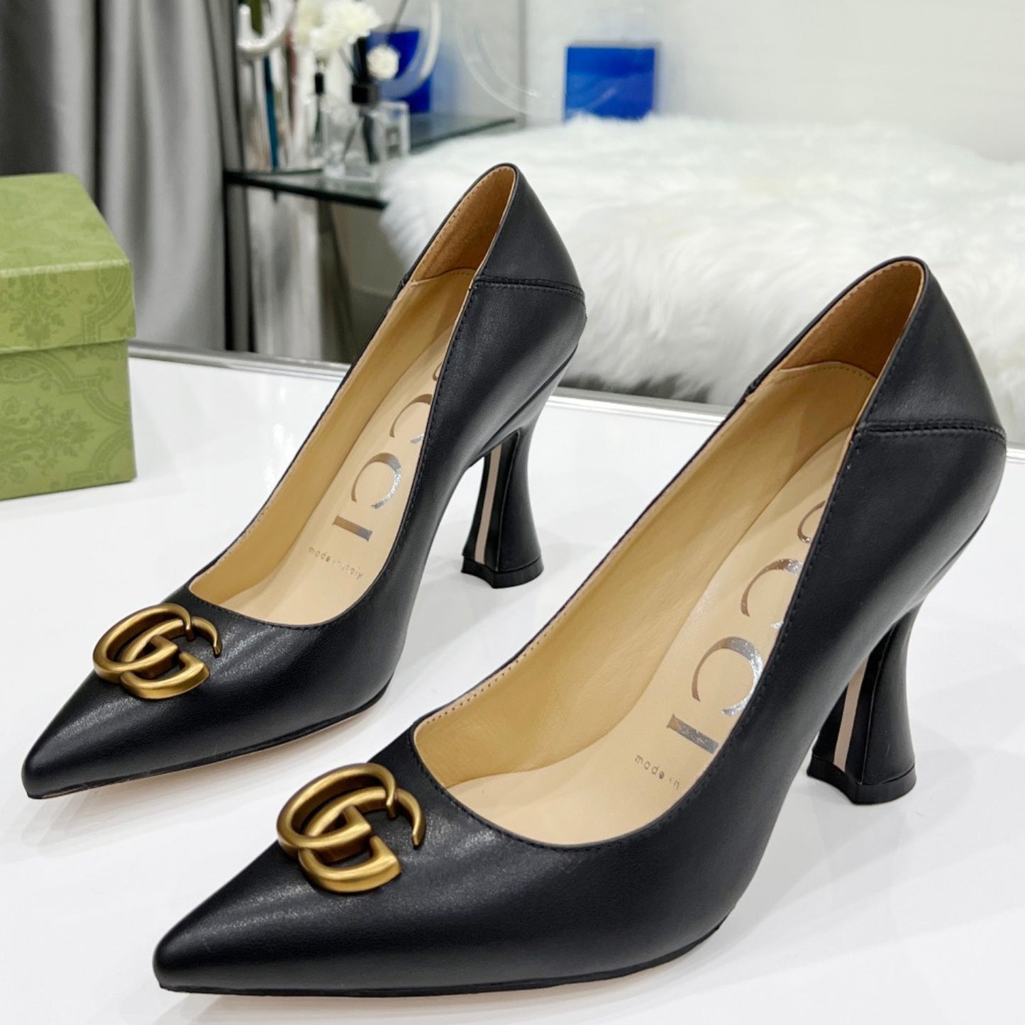 Scarpin GG Preto Mate com Logo Salto 7,5cm