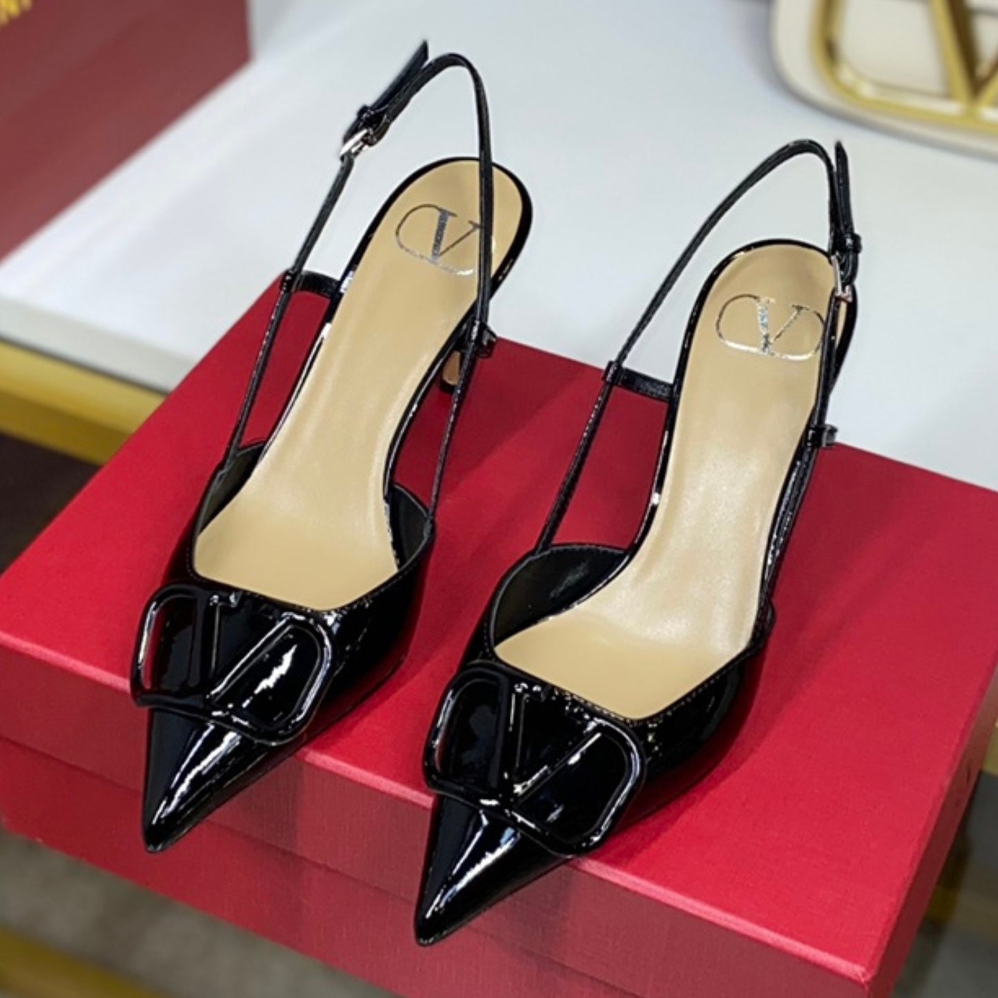 Scarpin VLT Preto Couro com Logo frontal Salto 8cm