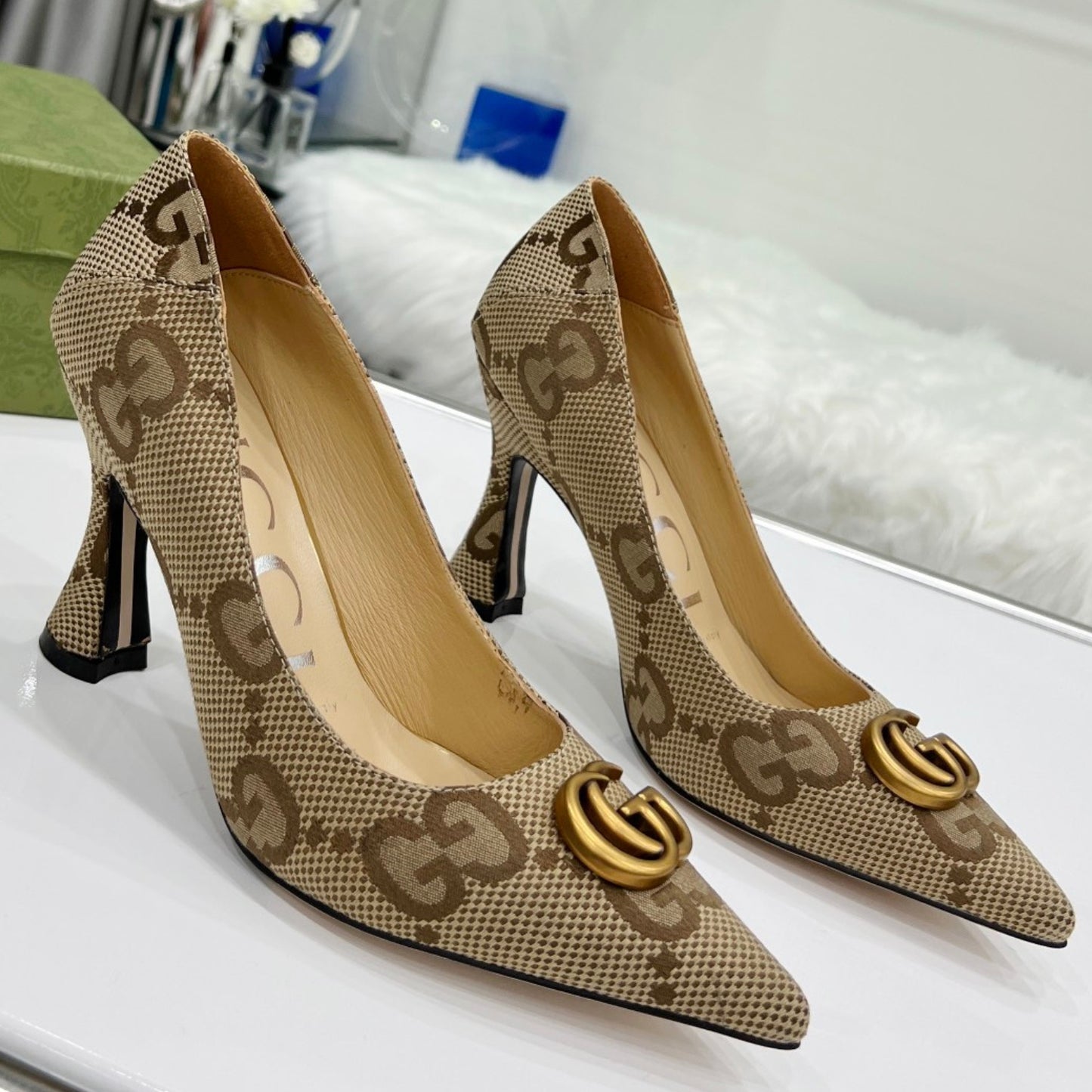 Scarpin GG Bege e Canvas com Logo Salto 7,5cm