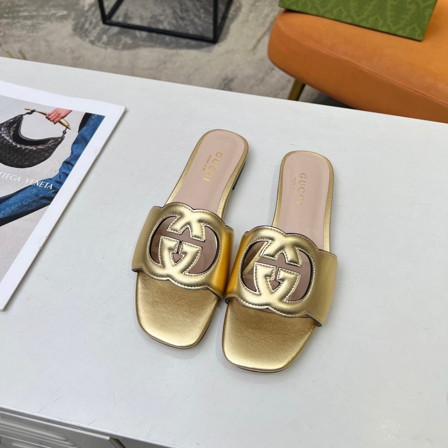 Sandália GG de couro com Interlocking GG Dourada
