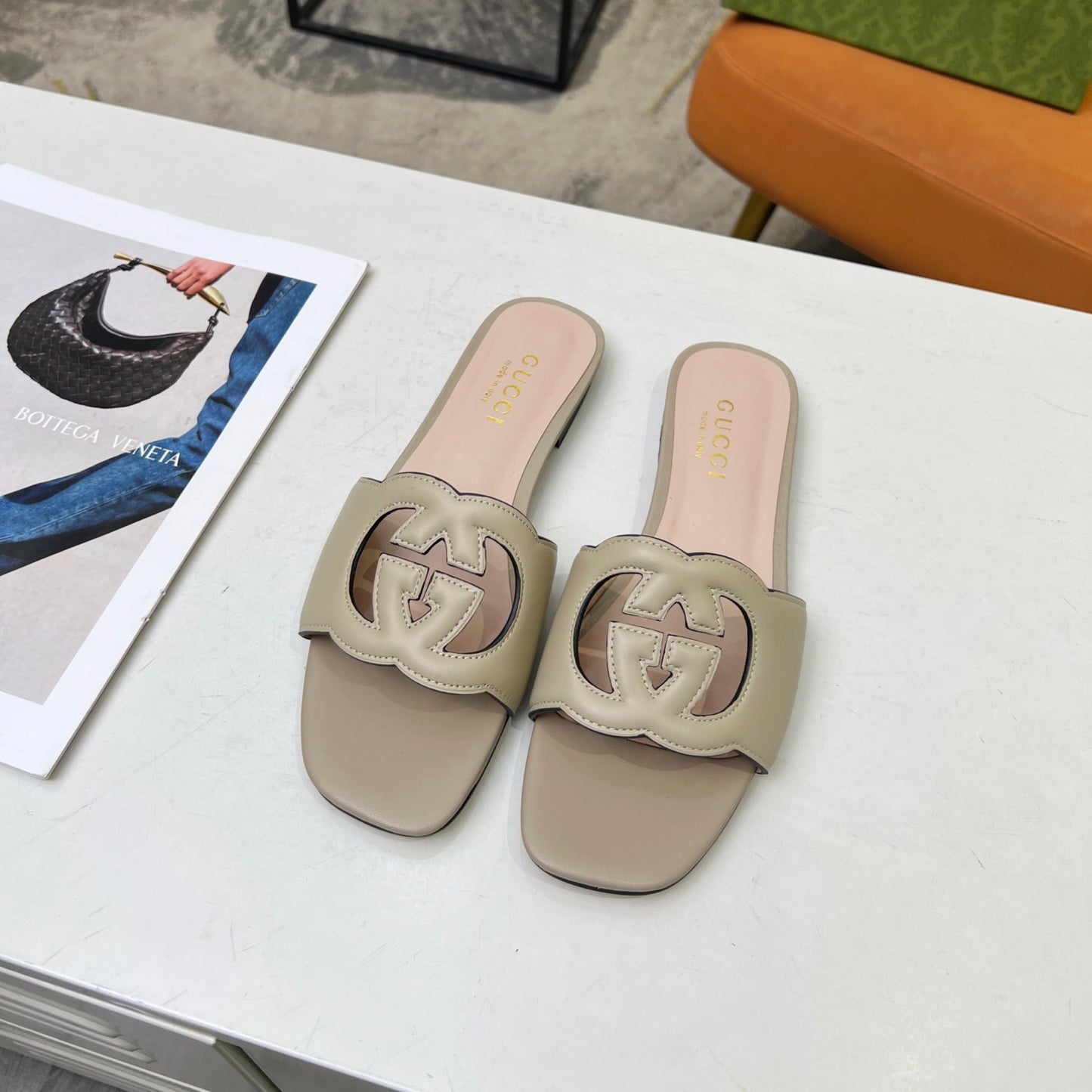 Sandália GG de couro com Interlocking GG Bege