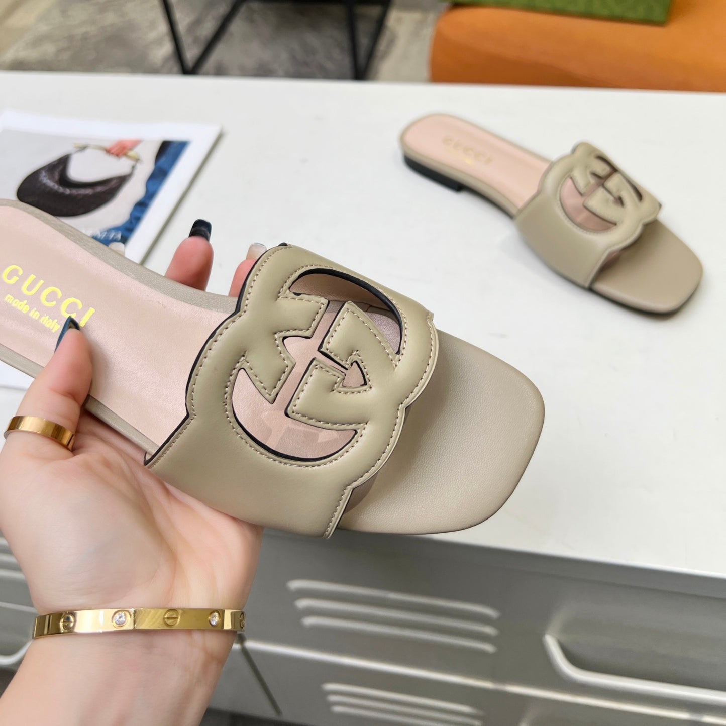 Sandália GG de couro com Interlocking GG Bege