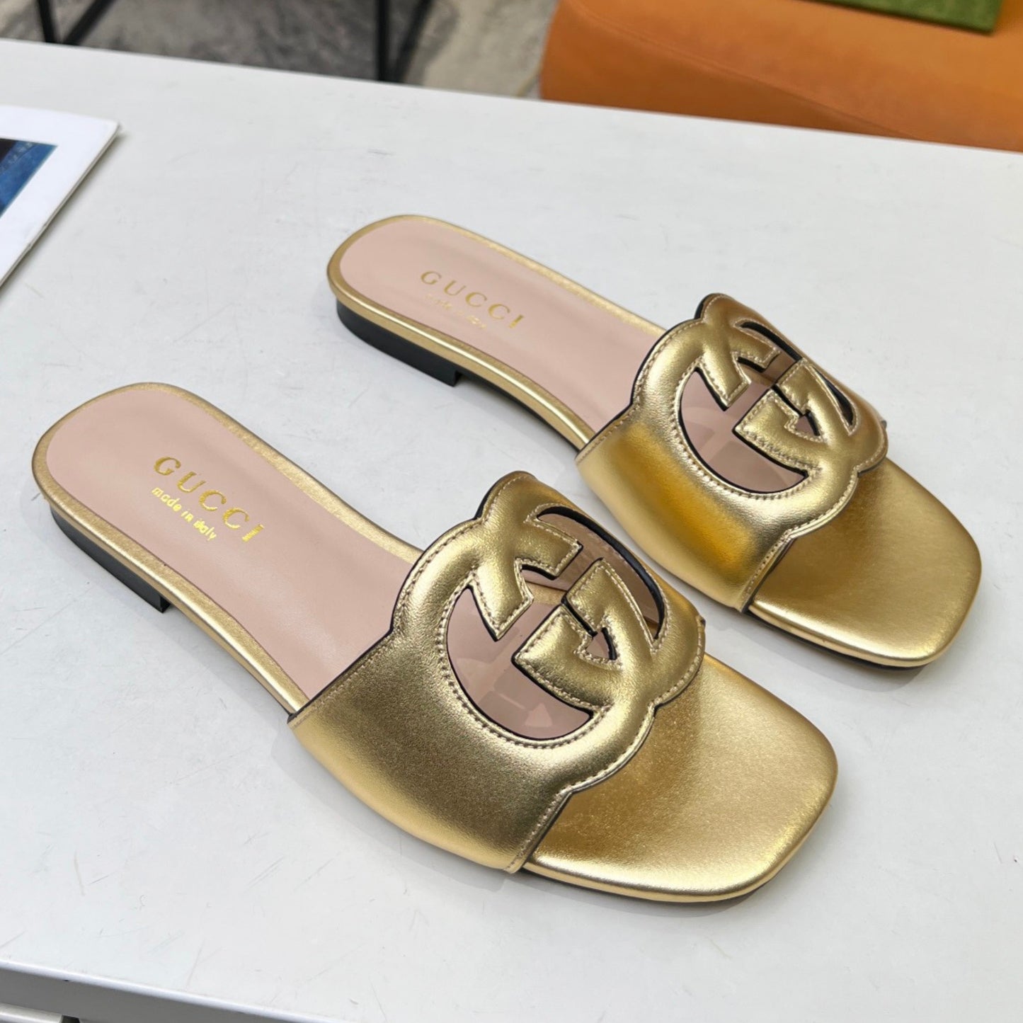 Sandália GG de couro com Interlocking GG Dourada