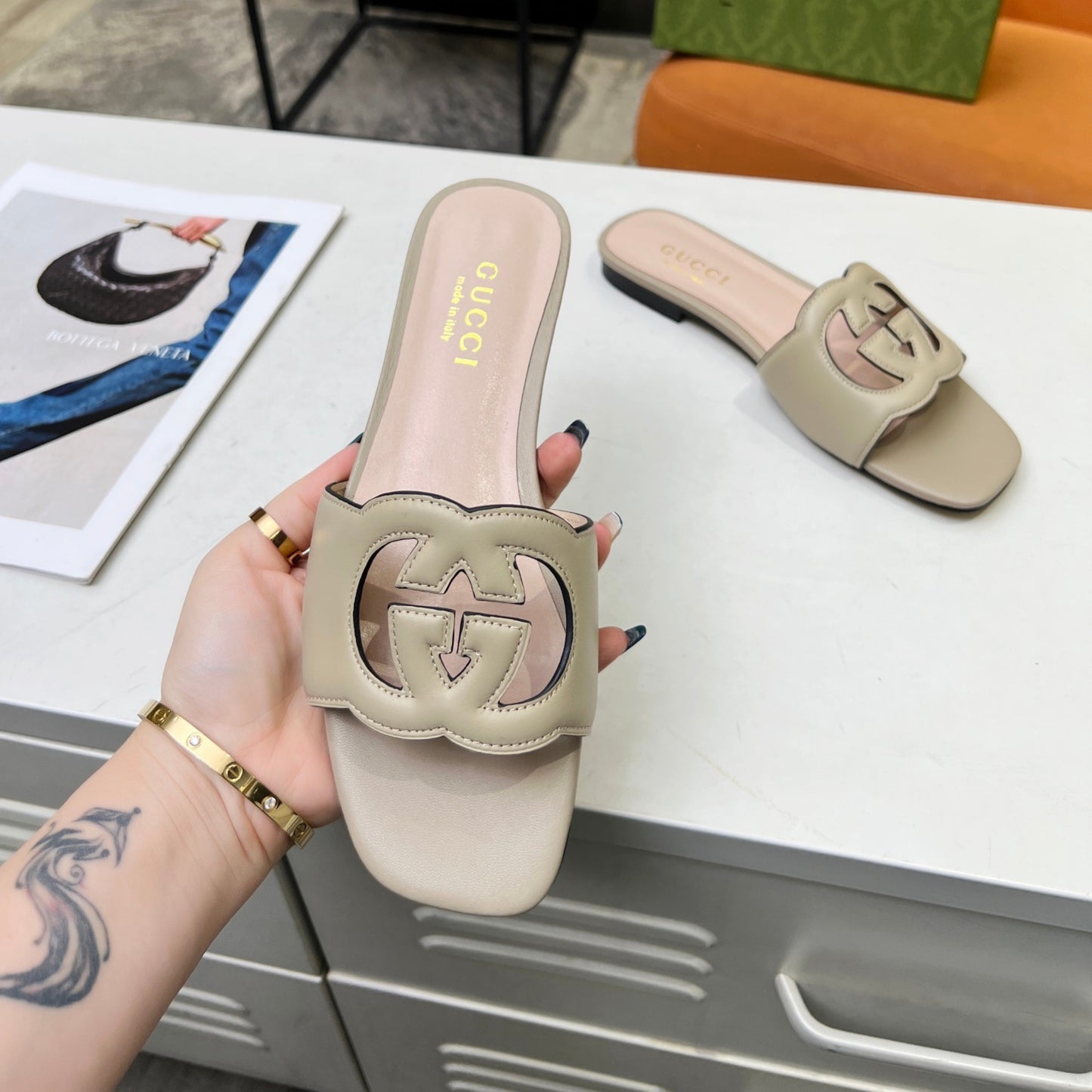 Sandália GG de couro com Interlocking GG Bege