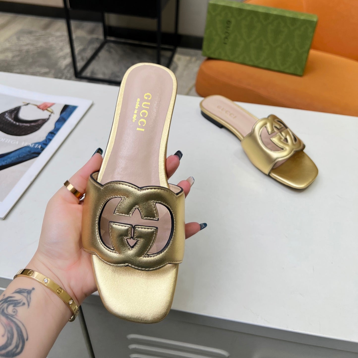 Sandália GG de couro com Interlocking GG Dourada
