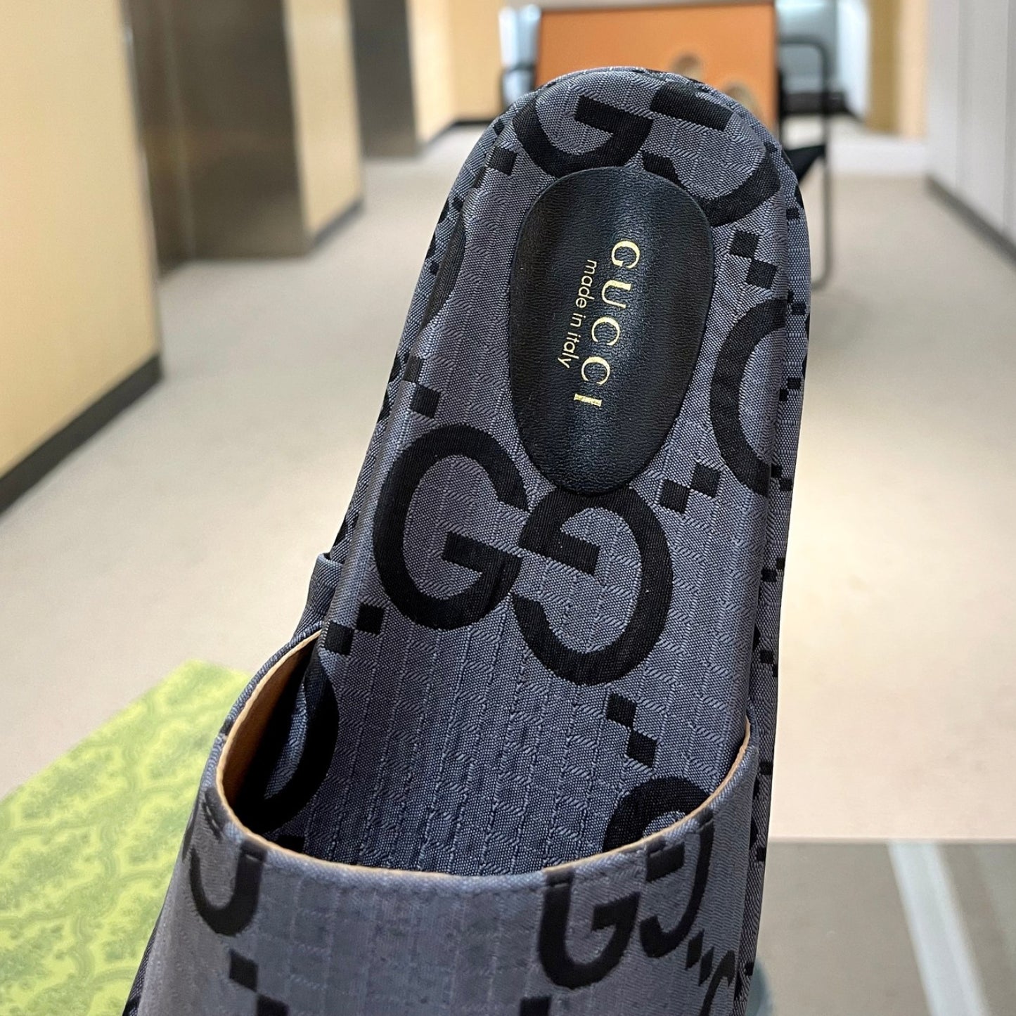 Sandália GG Plataforma Slider Cinza Com Estampa