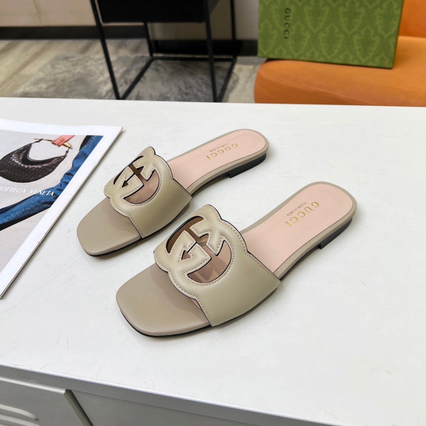 Sandália GG de couro com Interlocking GG Bege