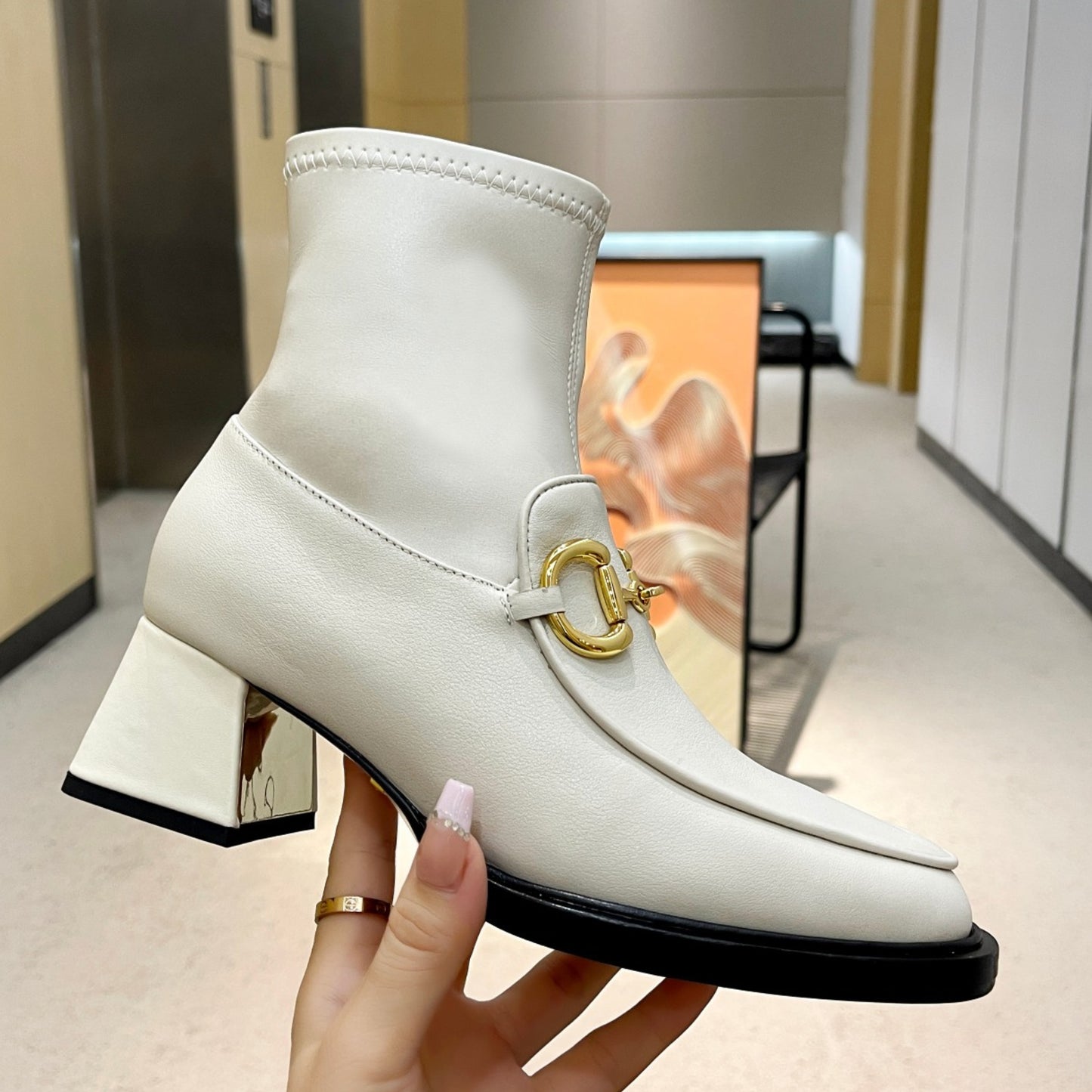 Bota GG com detalhe horsebit e salto 55mm branco