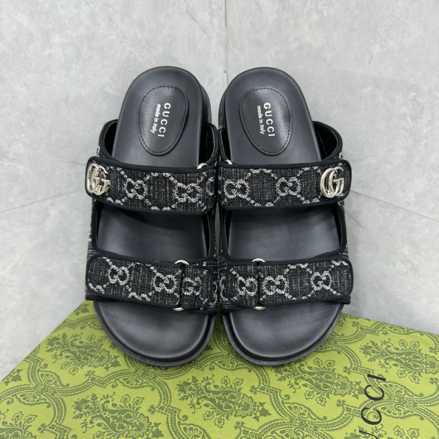 Sandália GG Slider com Double com preto detalhes cinza