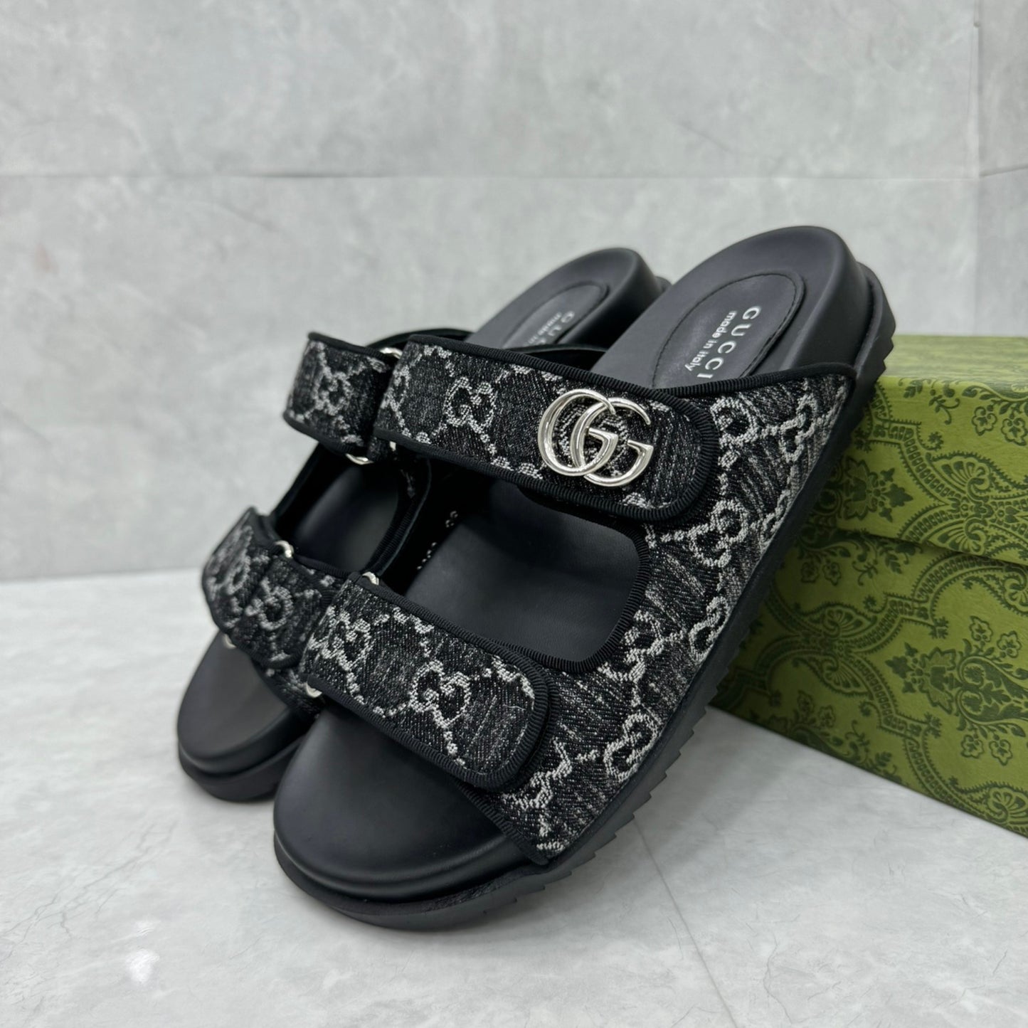 Sandália GG Slider com Double com preto detalhes cinza