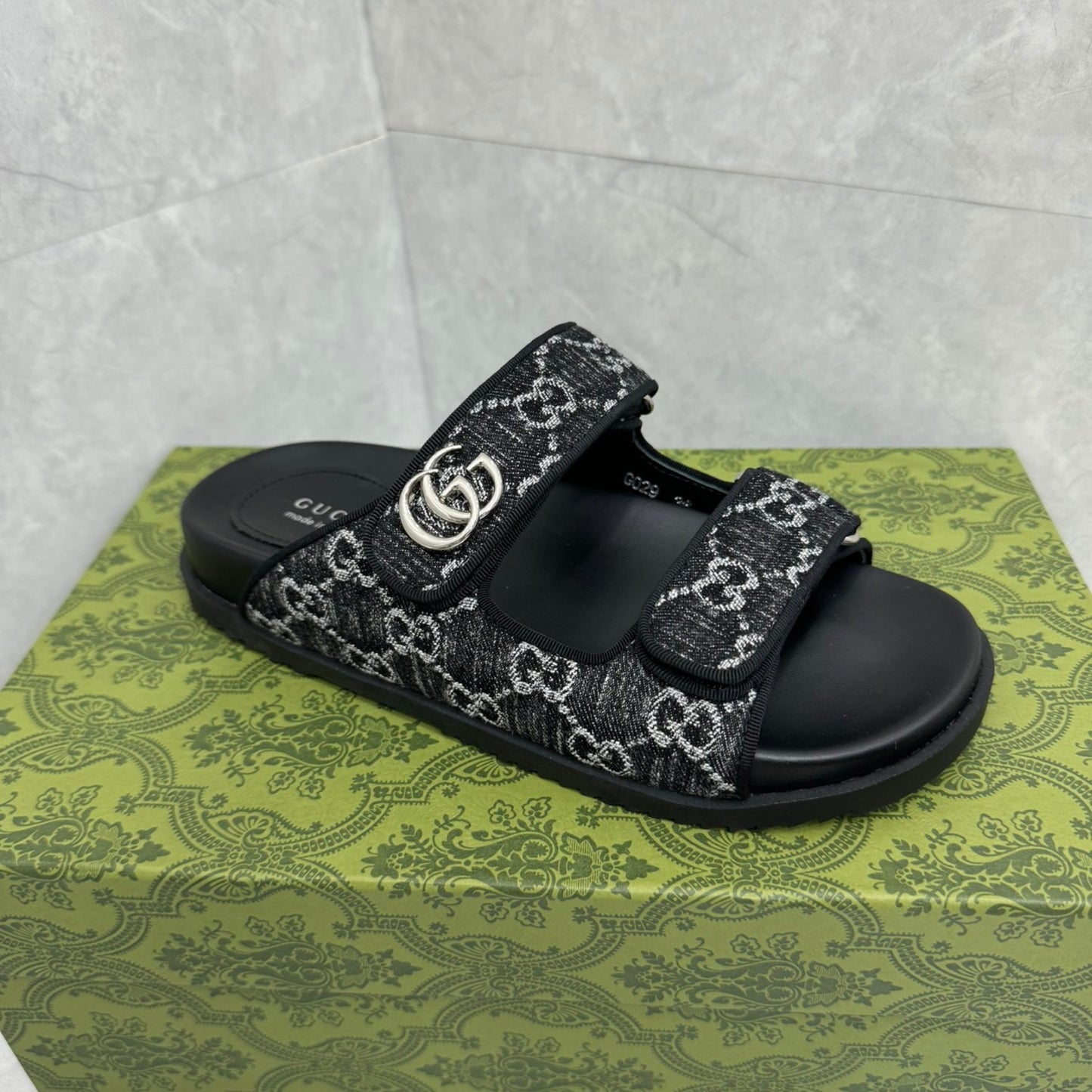 Sandália GG Slider com Double com preto detalhes cinza
