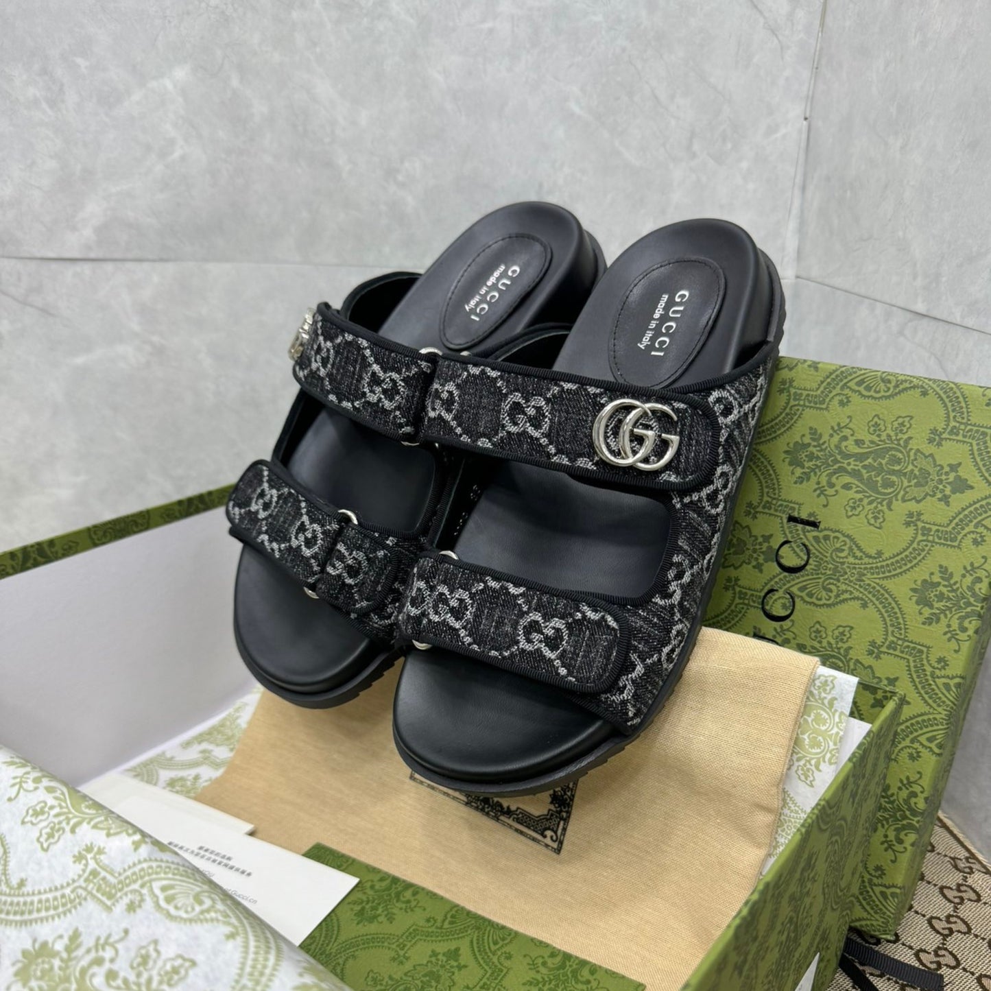 Sandália GG Slider com Double com preto detalhes cinza
