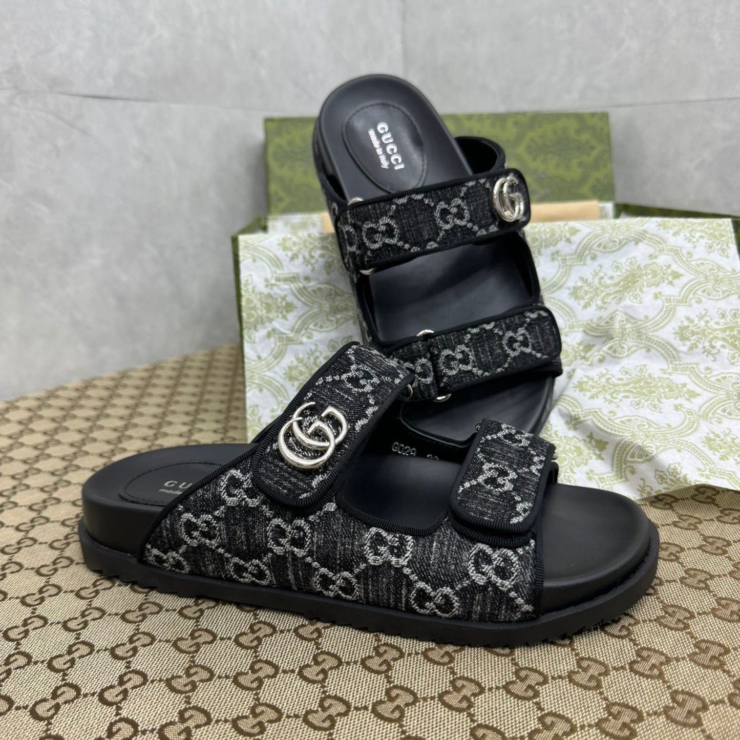 Sandália GG Slider com Double com preto detalhes cinza