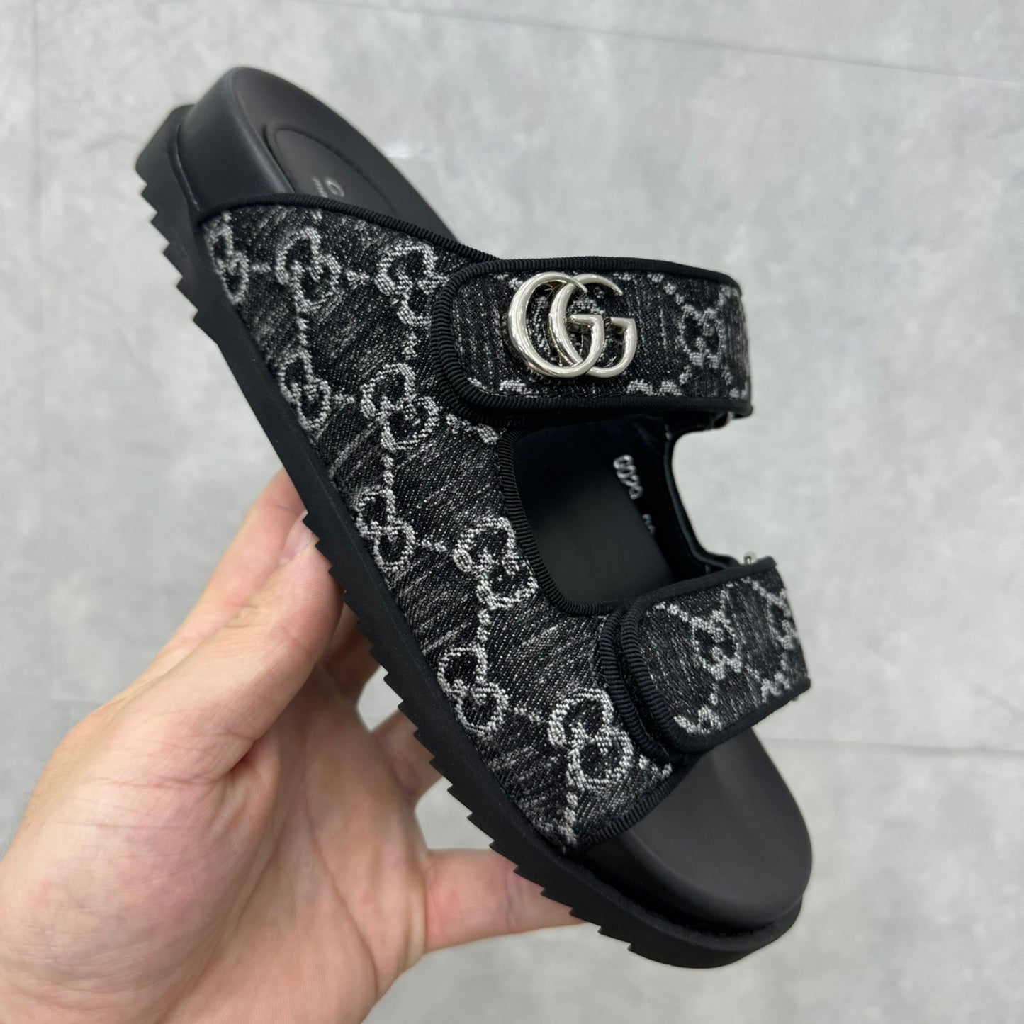 Sandália GG Slider com Double com preto detalhes cinza