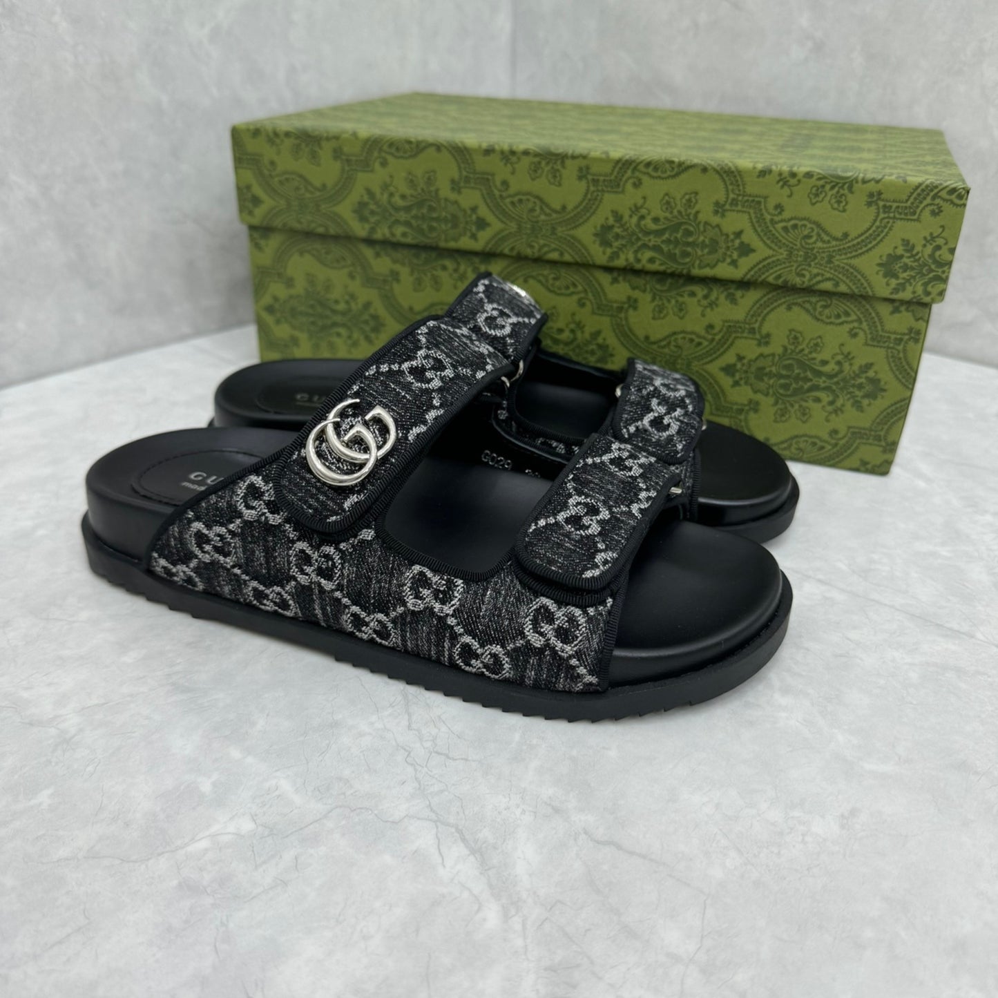 Sandália GG Slider com Double com preto detalhes cinza