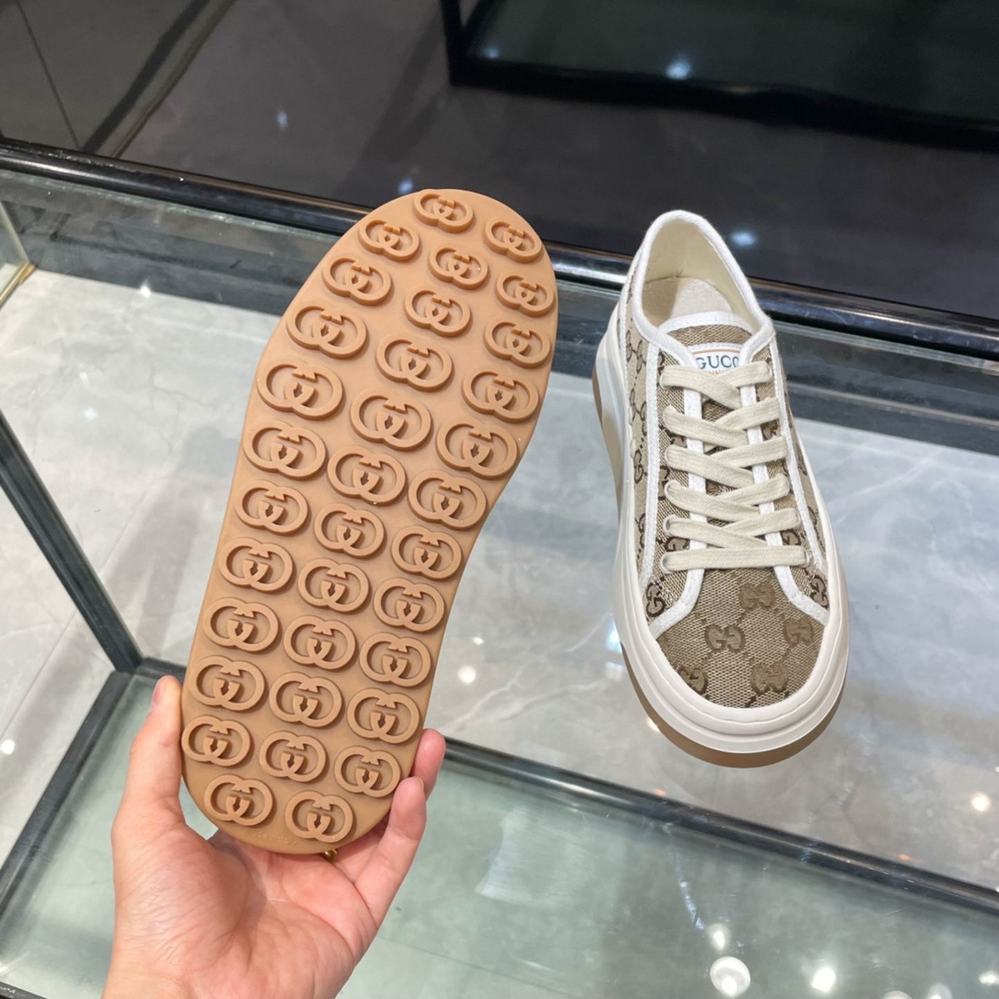 Tênis Sneaker GG Canvas Bege Detalhes Branco