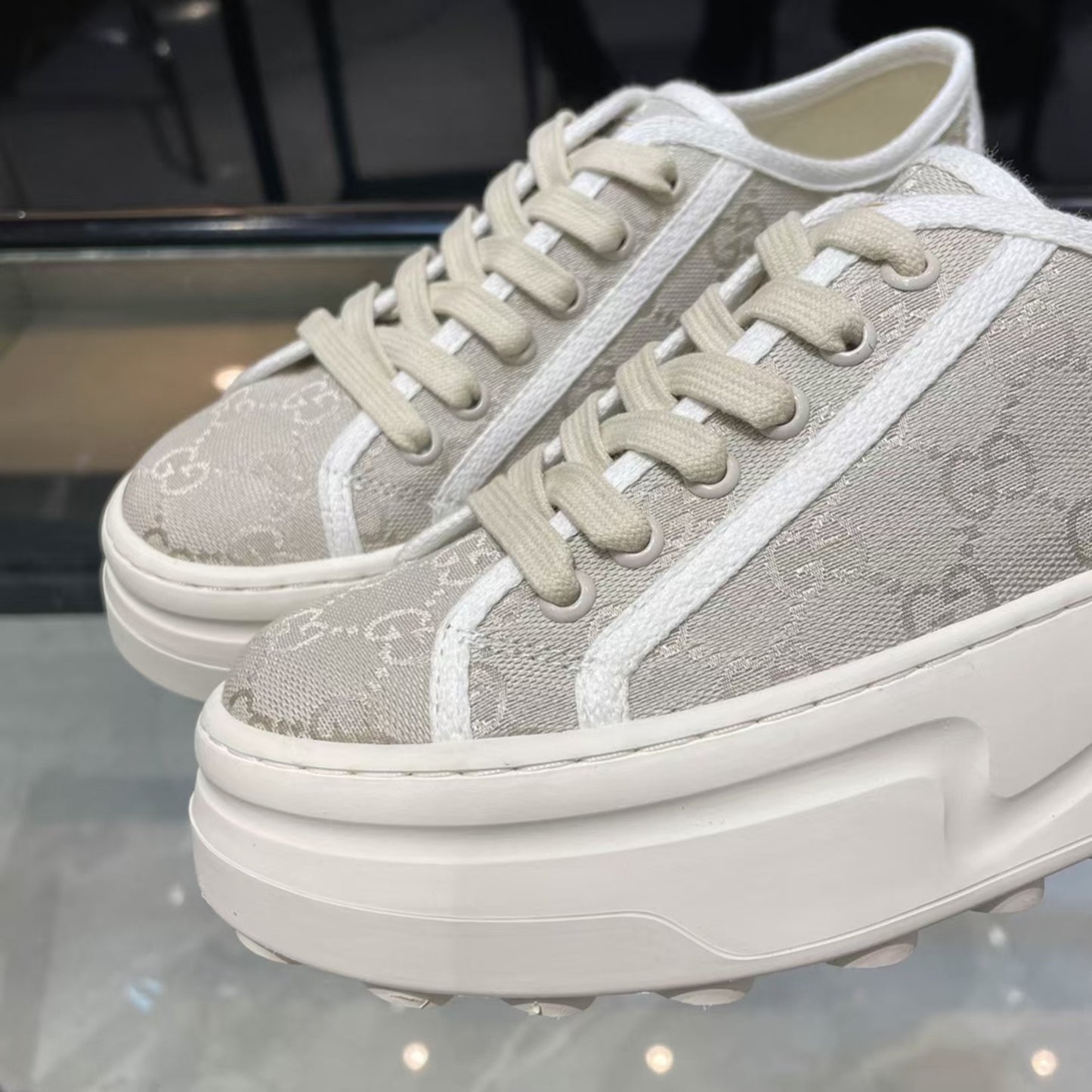 Tênis Sneaker GG Canvas Cinza Detalhes Branco