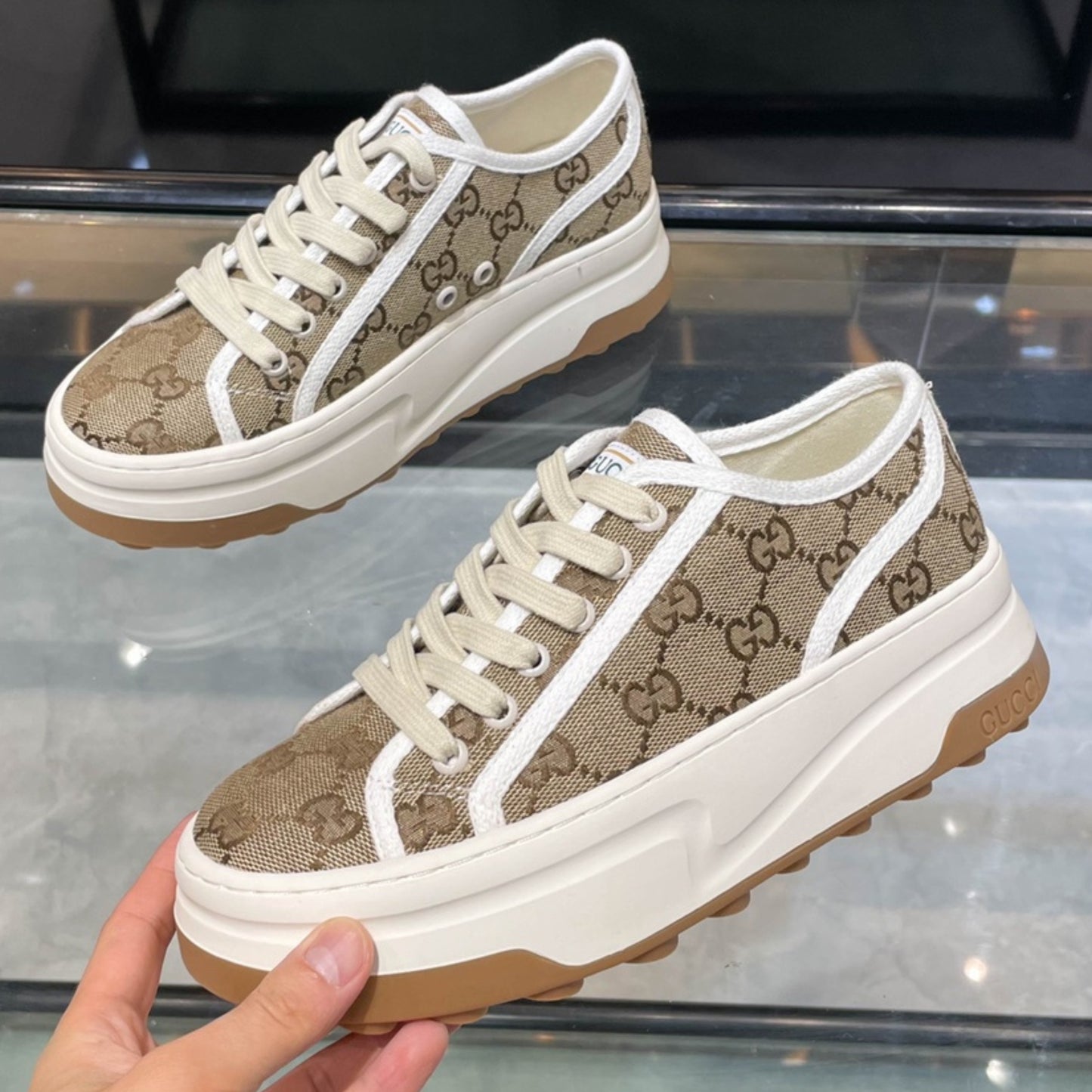 Tênis Sneaker GG Canvas Bege Detalhes Branco