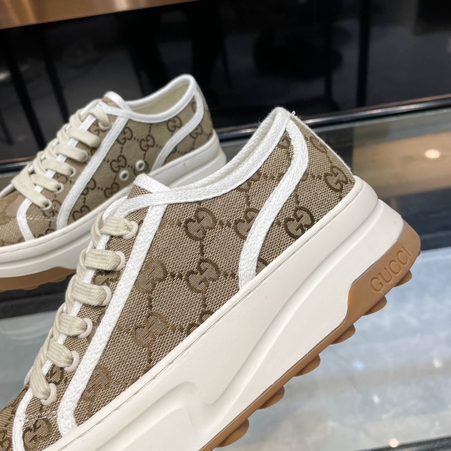 Tênis Sneaker GG Canvas Bege Detalhes Branco