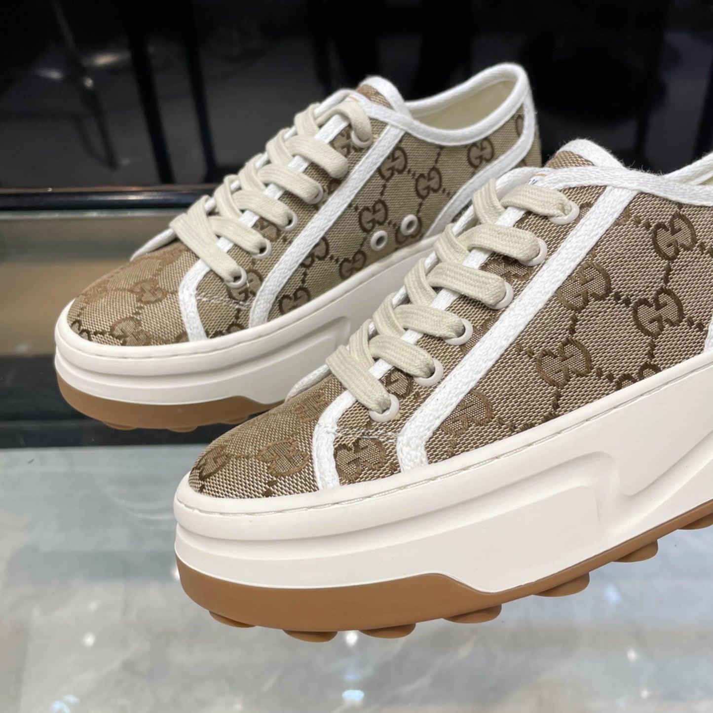 Tênis Sneaker GG Canvas Bege Detalhes Branco