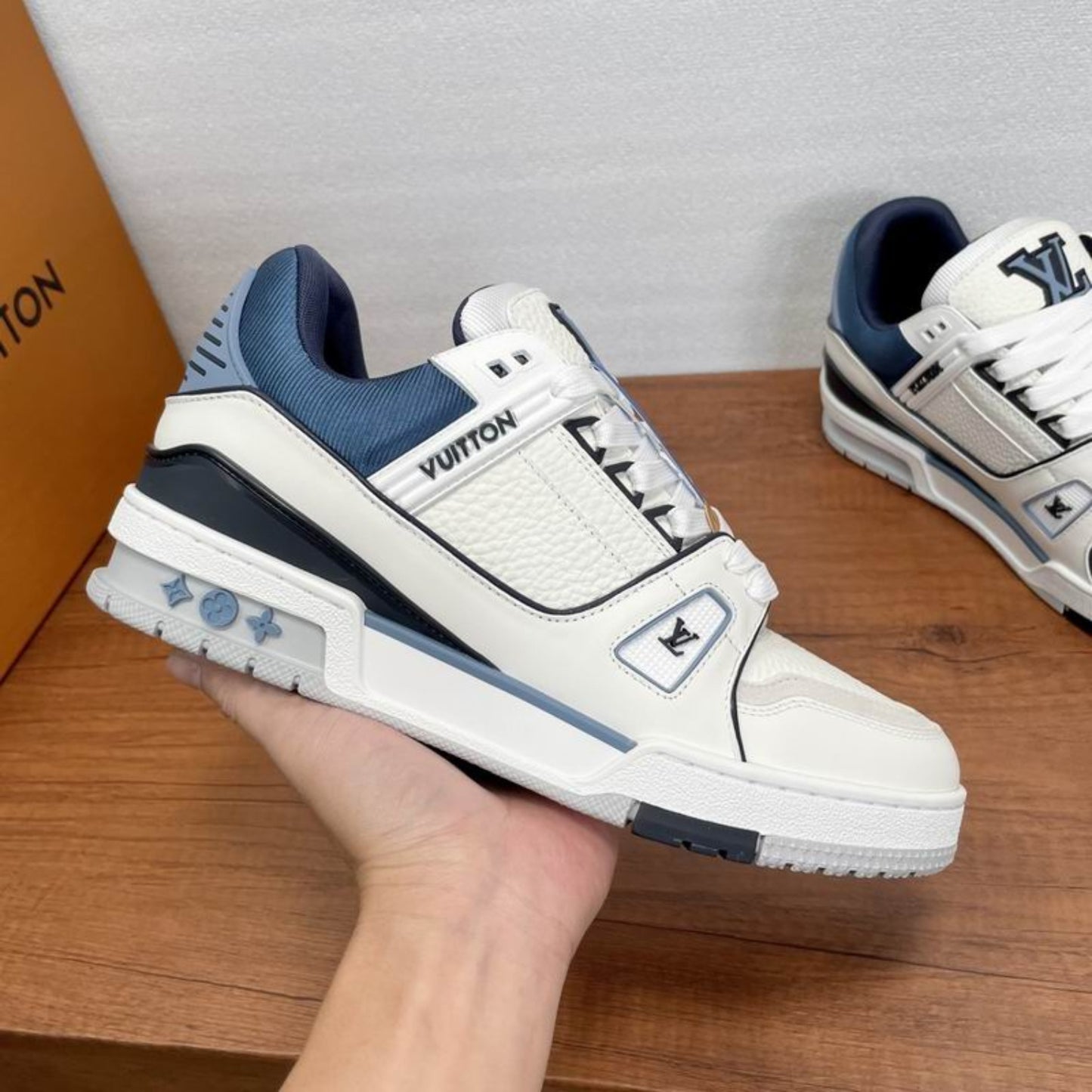 Tênis LV Trainer Branco com azul escuro
