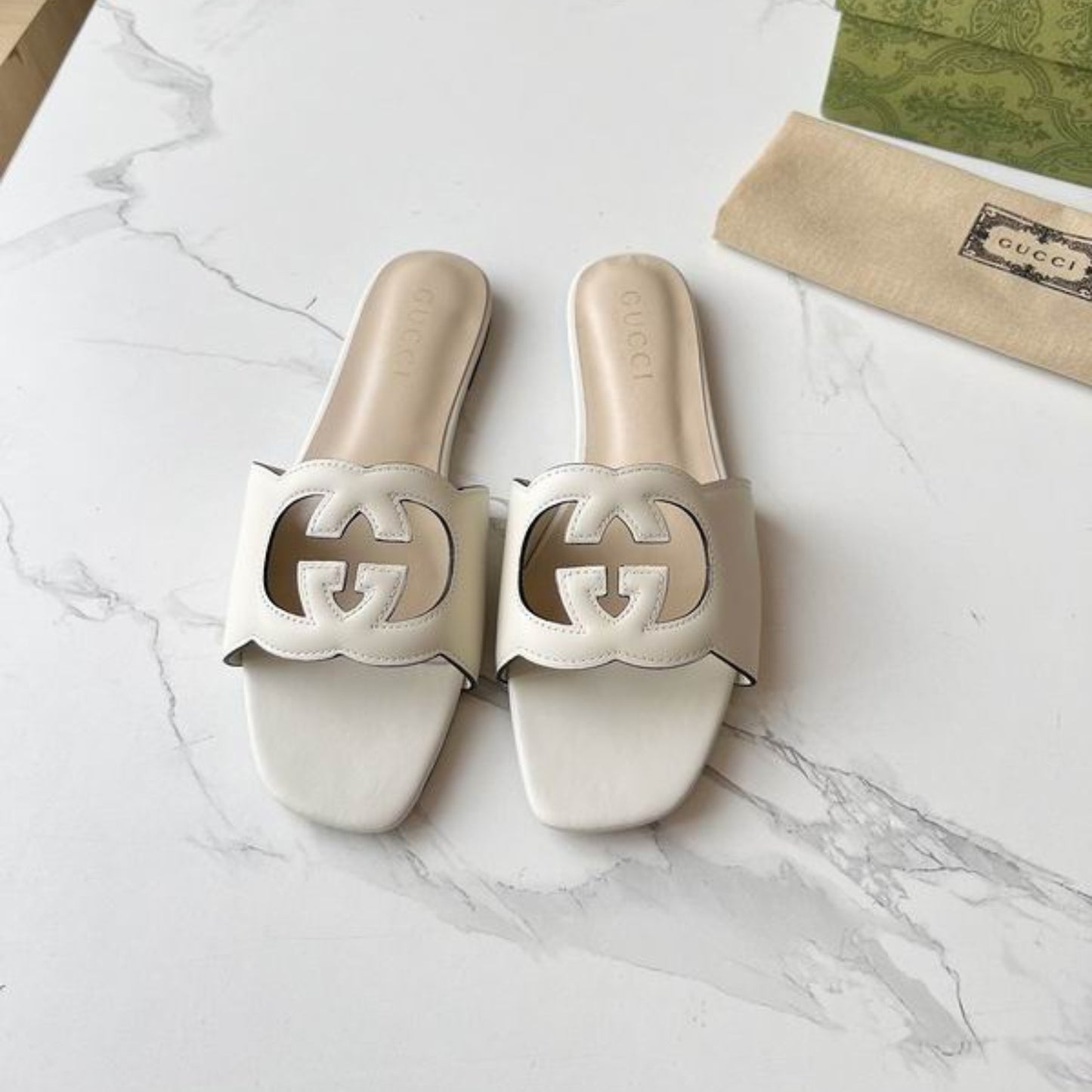 Sandalia GG de couro com Interlocking GG Off White