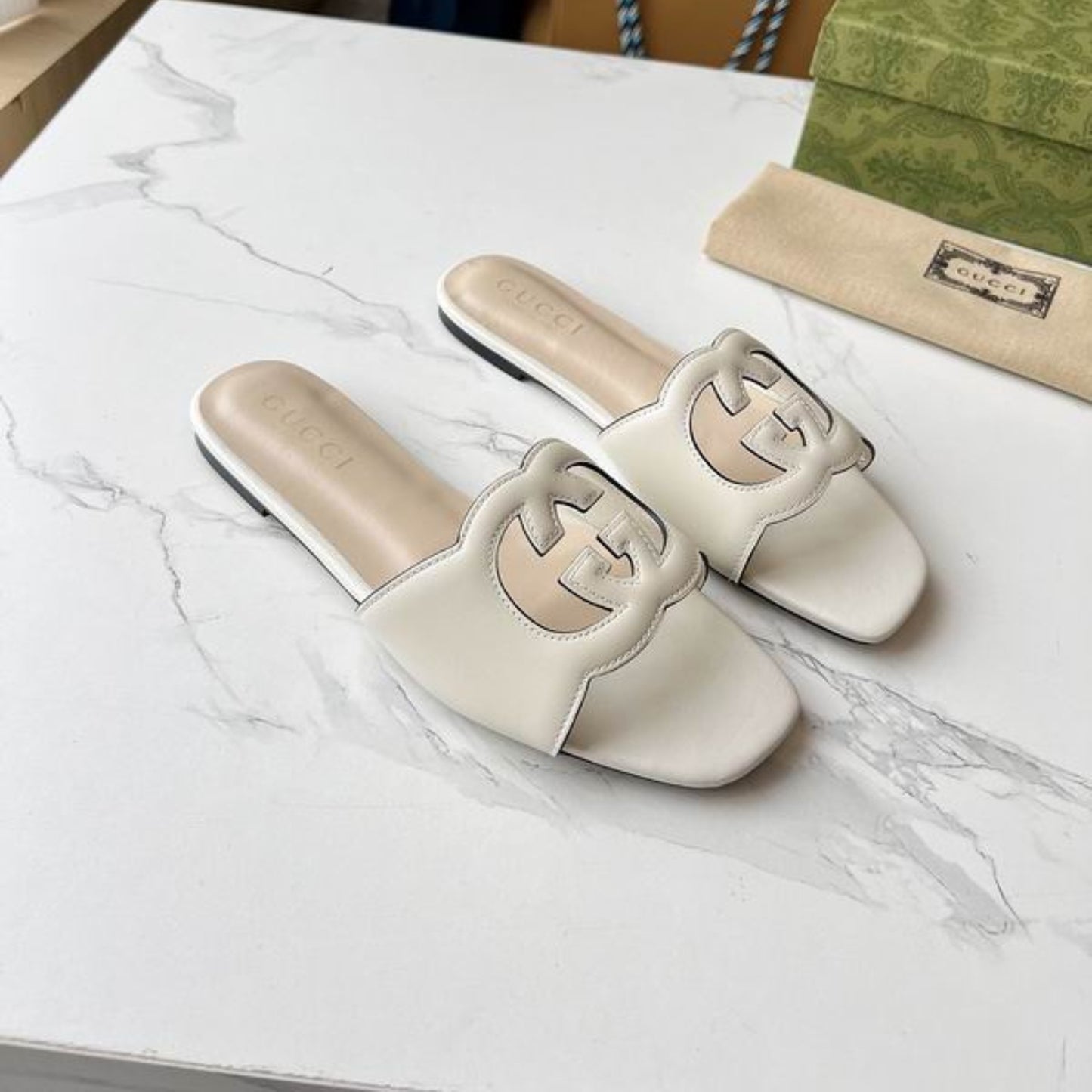 Sandalia GG de couro com Interlocking GG Off White